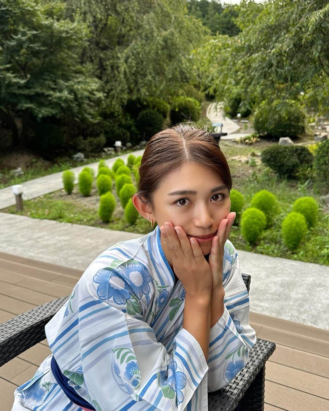 坪井ミサトのインスタグラム：「夏の思い出☀️🍉🎐 泊まった宿の浴衣だけど 可愛かったからのせちゃう😗  田舎でゆっくり過ごして エネルギーチャージ。  旅行先では朝runするのがお決まり🏃‍♀️ 新しい景色に出会えたり 走らないと感じれないものがあるんだよね😊  動画最後まで見たら いいことあるかも🤫笑  #夏休み #田舎へ行こう #自然 #エネルギーチャージ #run #running #healthy #nature #パワーチャージ #workout #夏 #summer」