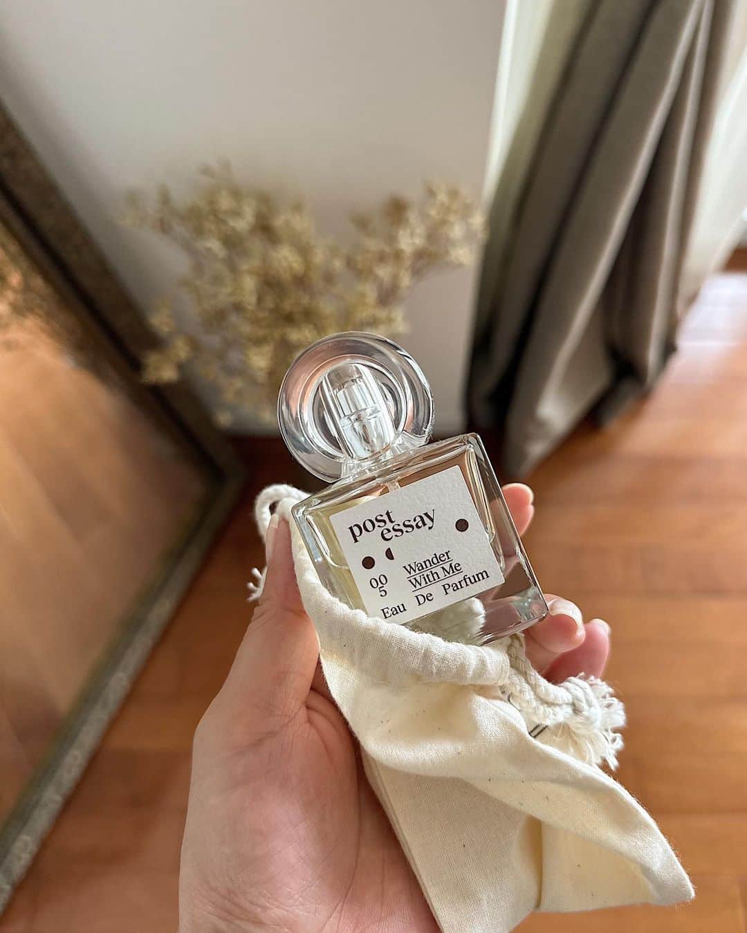 Yuuki mimuraのインスタグラム：「大人気コスメブランド TIRTIRから香水のブランドが登場! 『postessay(ポストエッセイ)』 ( @postessay_jp_official )  新宿ルミネエストの6階にて ポップアップストアがオープンしていて行ってきたよ🫧  📍ルミネエスト 6階 (11:00〜21:00) 8/10〜8/16 開催中🚩  大人気の韓国コスメの  TIRTIRから新しく出ているので バズ香水ブランドになりそう...💭  長時間香りが持続するのが特徴で わたしもここ最近毎日付けてるんだけど 帰宅するまでいい香りが持続してる💐 わたしは オードパフューム・005 Wonderwith me  50ml  (4,950円) こちらの香りを使ってるよ🌱  本当奥行きがあって いい香り…🫧💫  #PR #POSTESSAY #ポストエッセイ #フローラルムスク  #香水 #POSTESSAY #オードパルファム  @postessay.official @postessay_jp_official」
