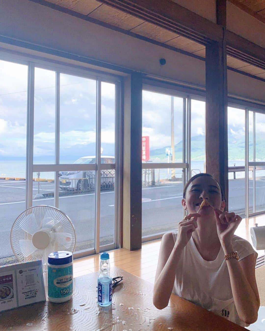 前田紀至子のインスタグラム：「ahhh夏休み！  早速鹿児島の郷土料理のひとつ、ぢゃんぼ餅食べて最高のオフです。 お腹の調子が優れない私に @longkai_h による最高のお心遣い、色々な意味でめっちゃ優しい味。  到着して早々桜島にかかる虹のお出迎えがとても嬉しかったな。 と、いうことで微塵も仕事の無い超プライベートな九州旅、完全なオフモードの投稿でお届けします。  #鹿児島#桜島#ぢゃんぼ餅中川家#ぢゃんぼ餅」