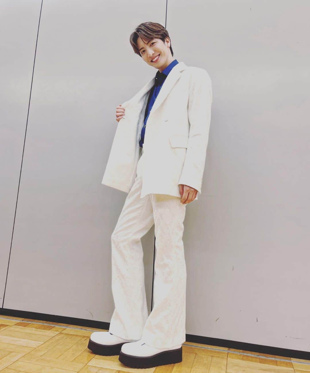 松岡卓弥さんのインスタグラム写真 - (松岡卓弥Instagram)「MATSURI衣装！✨ 俺は上下、白の衣装です🤍 8月21日のぽかぽかでフェスの様子が放送されるそうです✨🥹 少しでも多く映ってますように🥺✨✨✨  そして9月からは改めてぽかぽかで 密着特集して放送していただきます😊🎉 さらに！イオンモールや商業施設を9月から全国的に周ります🥳  ぜひみんな会いにきてね🤩🎤  #秋元康さん#プロデュース#昭和歌謡#平成ポップス#白スーツ#matsuri#show_wa#ぽかぽか#イオンモール#会いにきてね」8月15日 18時18分 - takuya_matsuri