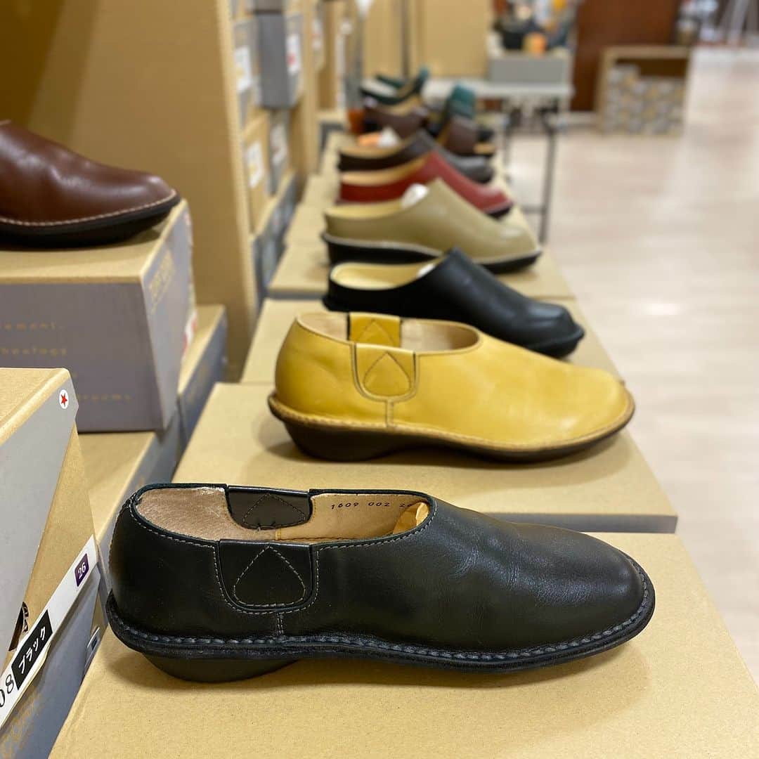 LATOV_ラトブ のインスタグラム：「👞#ヴァンセット ・ #タフサポート 共同開催👡  8/20(日)まで #ラトブ 2階特設会場で 健康靴と靴の調整フェアを開催中です！  全て手縫いで作られた 履きやすい本革の靴を、 あなたの足の形に合わせて調整し、 しっかりと馴染む、 さらに履きやすい1足に！👣  私も試し履きをさせていただきました！💃 靴を履くことで、 足全体で体を支えている感覚がして、 長時間歩いても疲れないというのが とても良くわかる素敵な履き心地でした・・・！  靴以外にも、 残革を使用した鞄や小物類も販売しています💼 おしゃれな本革のマウスパットもありますよ🐭  本日8/15(火)から、 8/20(日)までの限定開催なのでお早めに、 ラトブ2階の特設会場にお立ち寄りください🎶  #いわき市  #ラトブ　 #latov  #ヴァンセット #タフサポート  #健康靴と靴の調整フェア」