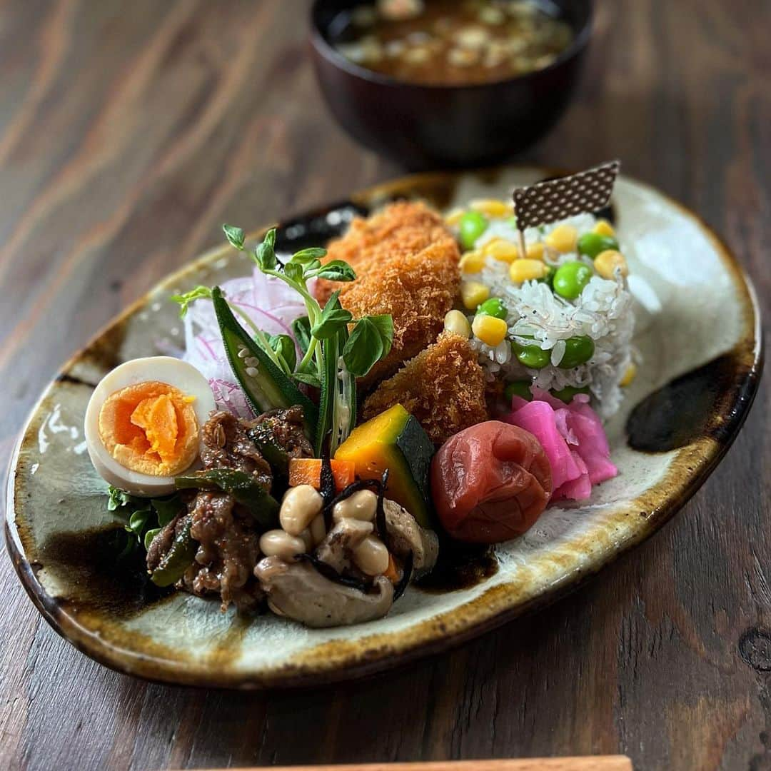 はらぺこのインスタグラム：「今日のお昼ごはん  ♪枝豆とコーンとおじゃこの混ぜごはん ♪とんかつ ♪かぼちゃ煮 ♪ひじき煮 ♪プルコギ ♪味玉 ♪玉ねぎスライス.オクラ ♪梅干し.お漬物  今日は冷蔵庫にある物を各自 好きな時にお食べ下さい… 主婦も休みたい🎌  折角のお盆休み ま〜滅多とない連休やのに 台風で台無し😑🌀 もじゃもじゃくんもお出掛けできず 退屈そーー🐾  #お昼ごはん #おうちごはん #おうちごはんlover #フーディーテーブル #おうちカフェ #おうち時間 #料理 #家庭料理 #和食 #残り物 #常備菜 #野菜 #食育 #台風 #やちむん #キマノ陶器 #民藝 #チーム早起き #おうち時間 #丁寧な暮らし #ワンプレート #朝時間  #日々の暮らし #とんかつ  #クロワッサン大人のうつわ部 #器 #うつわ  #おばんざい #豆皿 #お味噌汁」