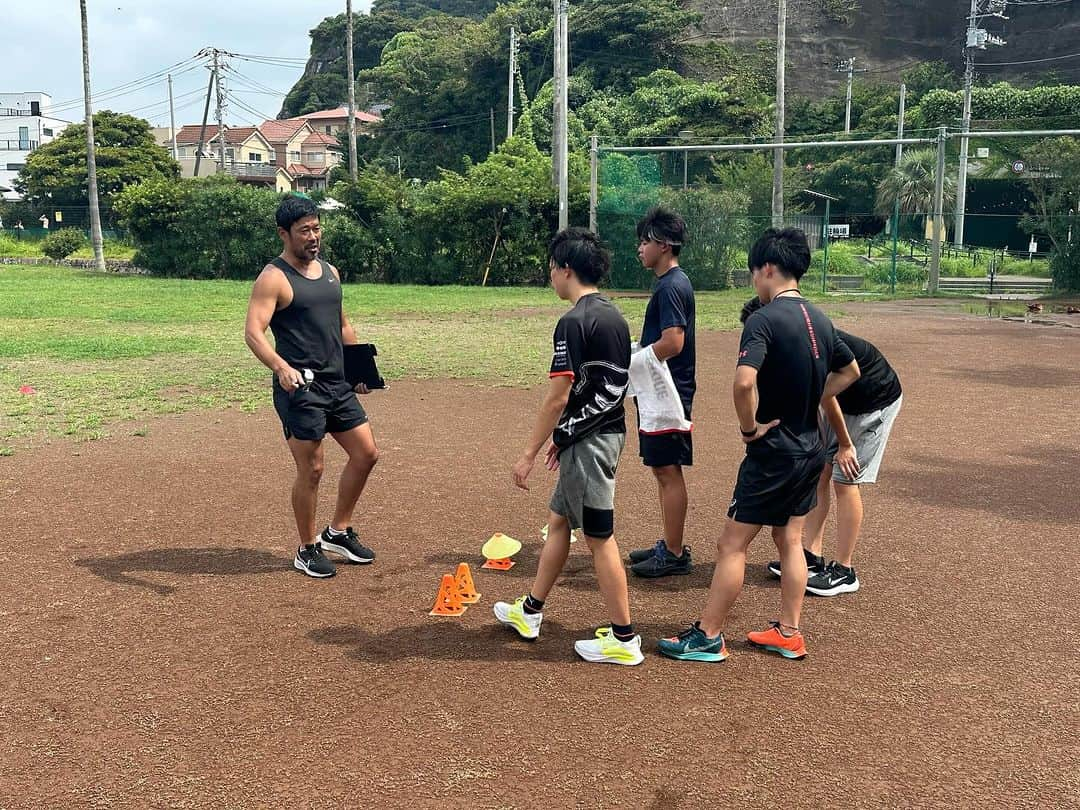 井出有治のインスタグラム：「【夏のトレーニング合宿・初日】  みんな週末の鈴鹿サーキットから、そのまま合流して朝から追い込んでます。  国内トップドライバーに帯同するトレーナーと一緒にドライバーたちにはフィジカルだけでなく、アスリートを目指す者としての考え方など、トータル的にサポート。 チャンスが来た時にパフォーマンスを発揮する為の準備をいまのうちから自らを追い込んで鍛えることは大切。  #physicaltraining #camptraining #summercamp #フィジカルトレーニング #夏合宿 #exgel #sev」