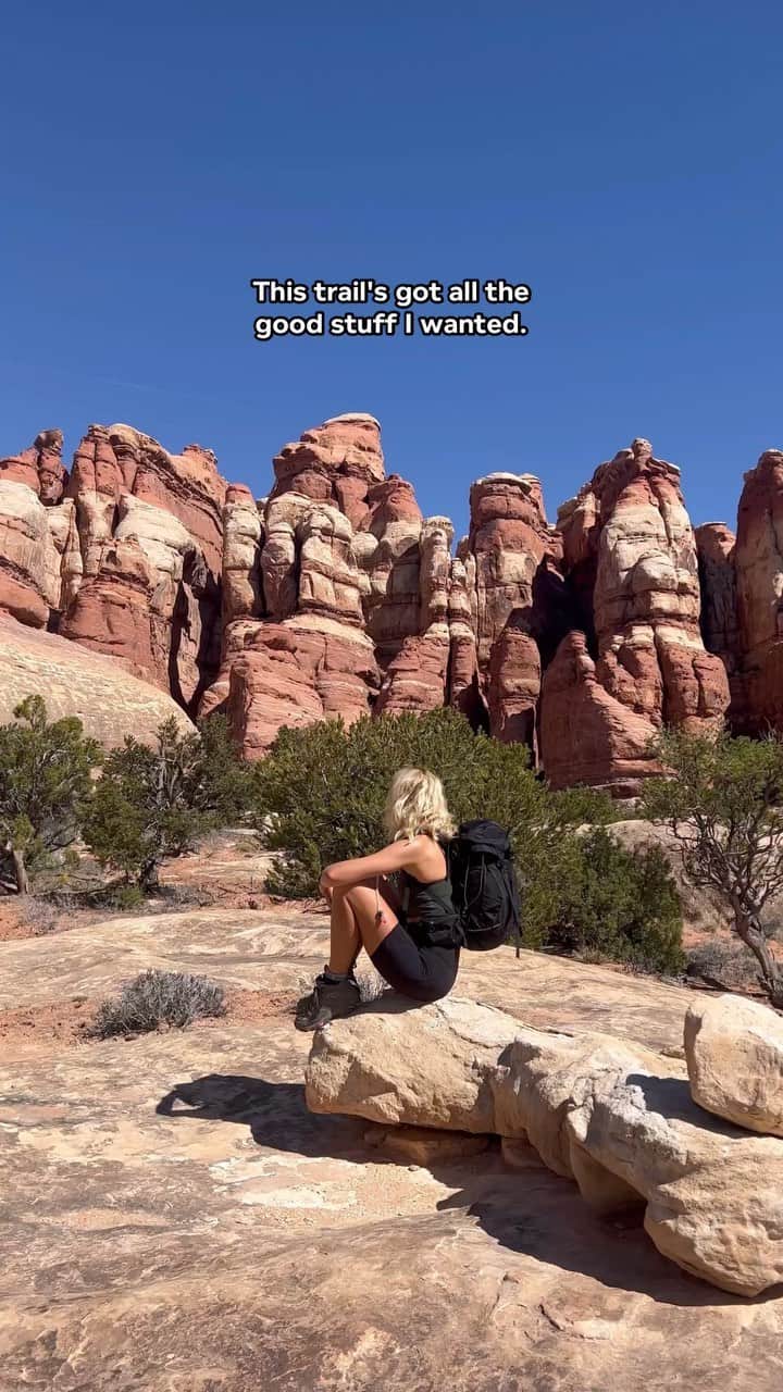 Zanna Van Dijkのインスタグラム：「📍Chesler Park Loop Trail, Canyonlands National Park, Utah 🇺🇸   This hike is one of my favourite routes I’ve EVER completed. It takes you through the other-worldly landscapes of the Needles District which are like nothing I’ve seen before. The trail features unique sandstone formations, narrow slot canyons and stunning viewpoints. Videos honestly don’t do it justice, but if you go to Utah you NEED to do this hike 🫶🏼  ✨ Here’s the details ✨  Length: 16.4km  Elevation: 547m Difficulty: Moderate  Start Point: Elephant Hill Trailhead in The Needles District. You need a high clearance vehicle to access this trailhead.   For more info & multiple Utah travel guides including interactive & downloadable hiking maps, check out my website ♥️ #utah #utahgram #utahunique #utahhiking #canyonlands #canyonlandsnationalpark #theneedles #needlesdistrict」
