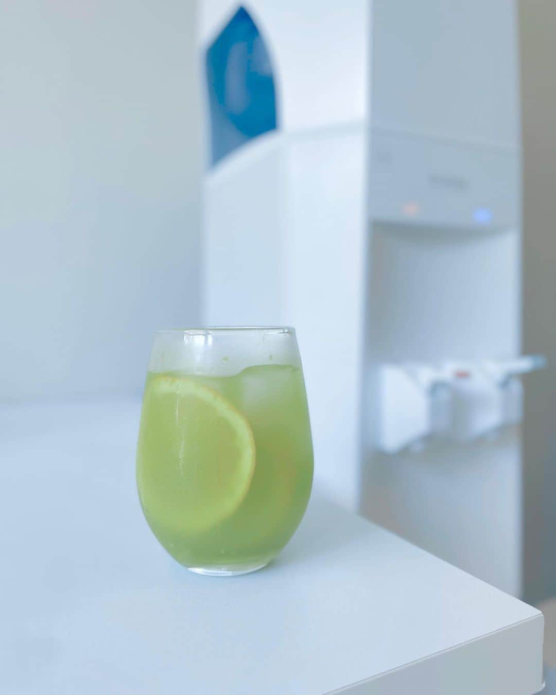 クリクラ【公式】のインスタグラム：「【緑茶レモンティー🍋🌱】  シトラスアレンジで すっきり爽やかなティータイム✨  今回は辻利（@tsujiri_jp）さんの グリーンレモンティーを使ってみました😊🍵 氷もクリクラのおいしいお水でつくっています🧊  レシピを3枚目に載せているので 是非作ってみてくださいね✨  𓈒 𓏸 𓐍  𓂃 𓈒𓏸 𓂃◌𓈒𓐍 𓈒𓈒 𓏸 𓐍  𓂃 𓈒𓏸 𓂃◌𓈒𓐍 𓈒 「安心・安全なお水」をお届けするクリクラ🫧 @crecla.official 𓈒 𓏸 𓐍  𓂃 𓈒𓏸 𓂃◌𓈒𓐍 𓈒𓈒 𓏸 𓐍  𓂃 𓈒𓏸 𓂃◌𓈒𓐍 𓈒  #クリクラ #ウォーターサーバー #ウォーターサーバーのある生活 #ウォーターサーバーのある暮らし #ウォーターサーバー検討中 #ウォーターサーバーデビュー #ウォーターサーバーのある風景 #水を飲む #RO水 #水#時短レシピ #簡単レシピ #節約レシピ  #おうちカフェ #ハーブティー #ティータイム #透明感 #透明感のある世界 #手作りドリンク #おうちレシピ #手作りレシピ #緑茶 #グリーンティー #抹茶 #レモンティー #抹茶好き #オレンジティー #レモン」