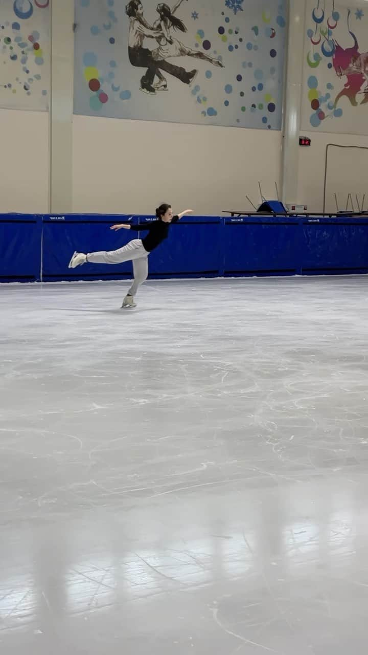 エリザヴェート・トゥルシンバエワのインスタグラム：「Sneak peek to my stroking class from the Summer camp in Astana;)  На данный момент я провожу учебно-тренировочные сборы в Астане🤩  Делюсь с вами некоторыми отрывками с класса скольжения со мной! Целый час мы занимаемся только скольжением💪🏼  А также напоминаю, что совсем скоро в Астане открывается филиал нашей академии! @elizabetkz_academy」