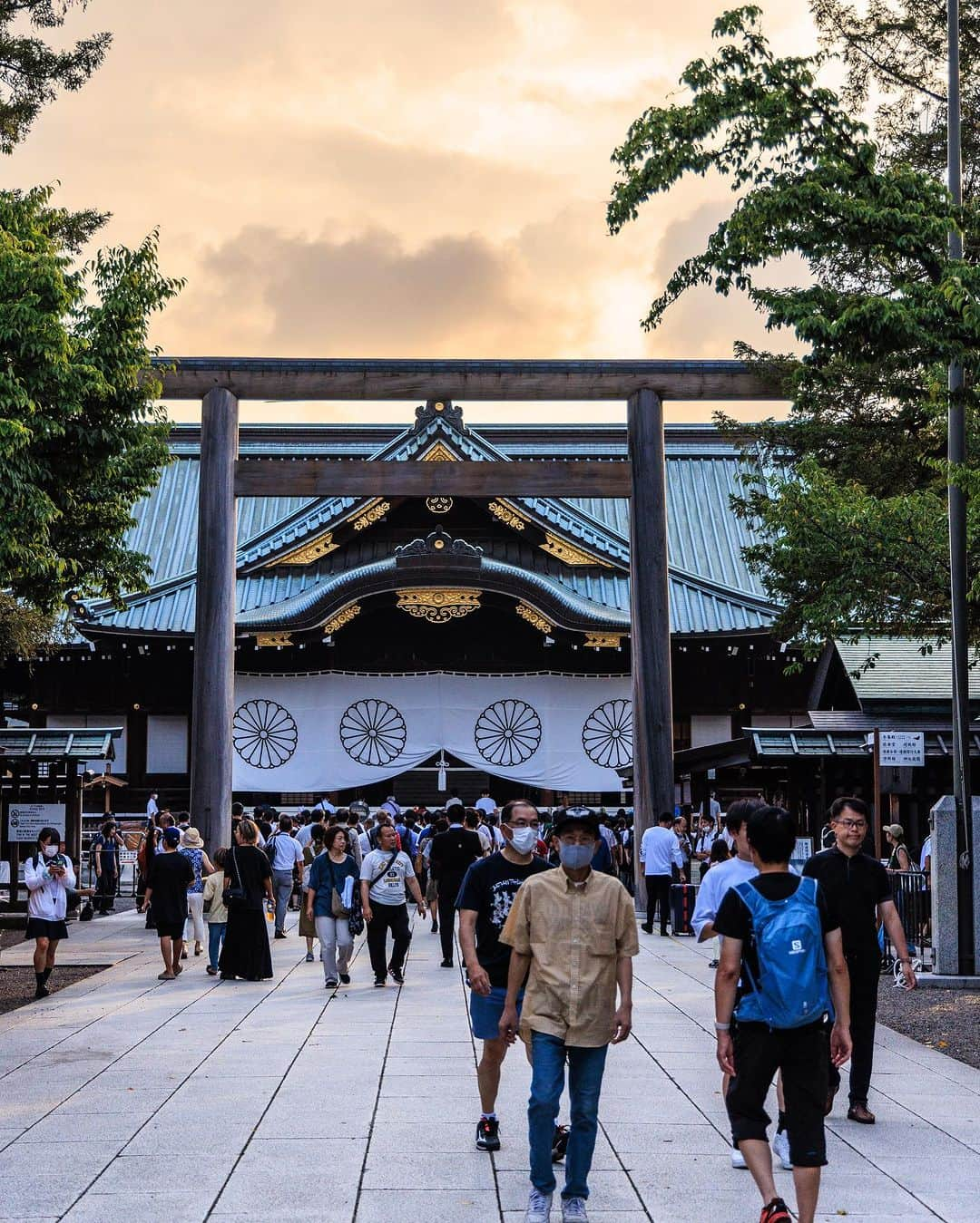 SHOCK EYEのインスタグラム：「終戦の日。  家族4人で手を合わせてきました。  平和を心から願います。 そして、 感謝を忘れずに和を大切に。  #終戦の日 #平和祈念 #靖国神社 #8月15日」