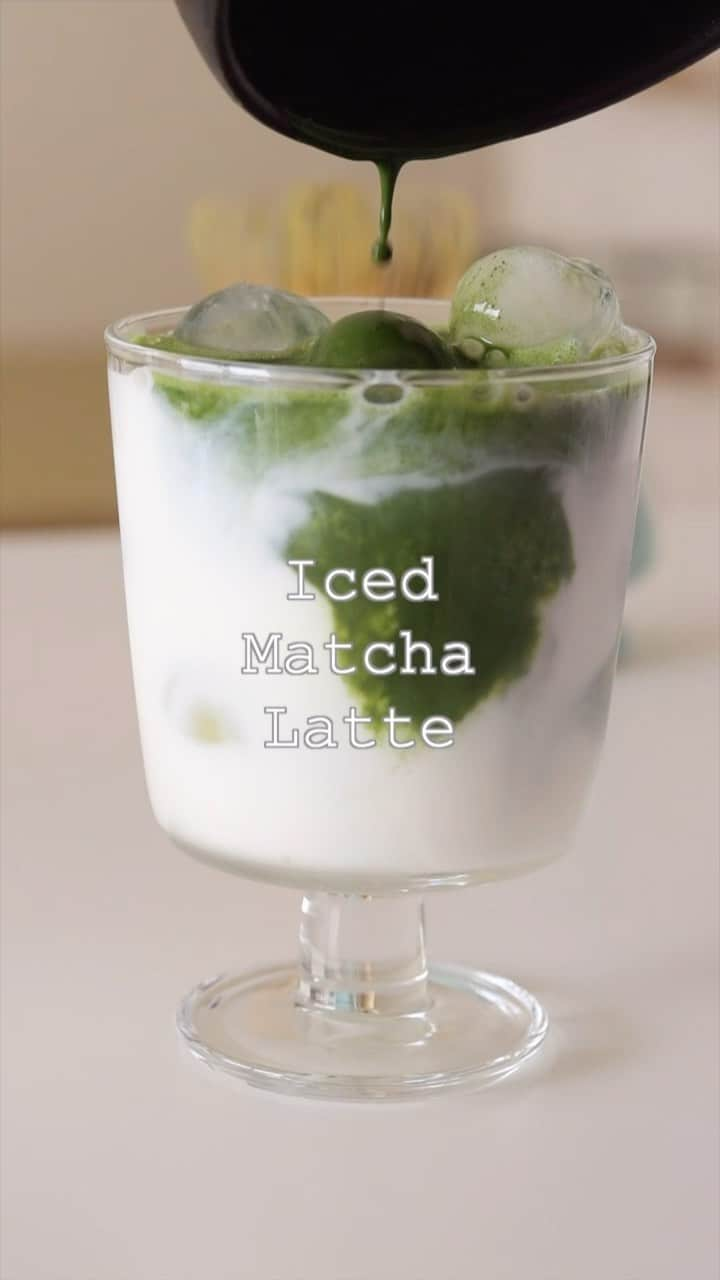 HidaMari Cookingのインスタグラム：「matcha latte🍵  冷たい抹茶ラテが美味しい季節😋 やや牛乳多かった🥛笑  matcha 抹茶 4g hot water お湯 50~60g milk ミルク 100mlくらい ice cube 氷たっぷり  #homemade #easy #recipe #tutorial #baking #foodstyling #foodporn #food #foodphotography #foodpics #foodgasm #tasty #dessert #inspiration  #おうちカフェ #抹茶 #抹茶ラテ #matcha #matchalatte #homecafe #homemakecake #instacake #instafood #cakestagram #cakelover #foodie #hidamaricooking」