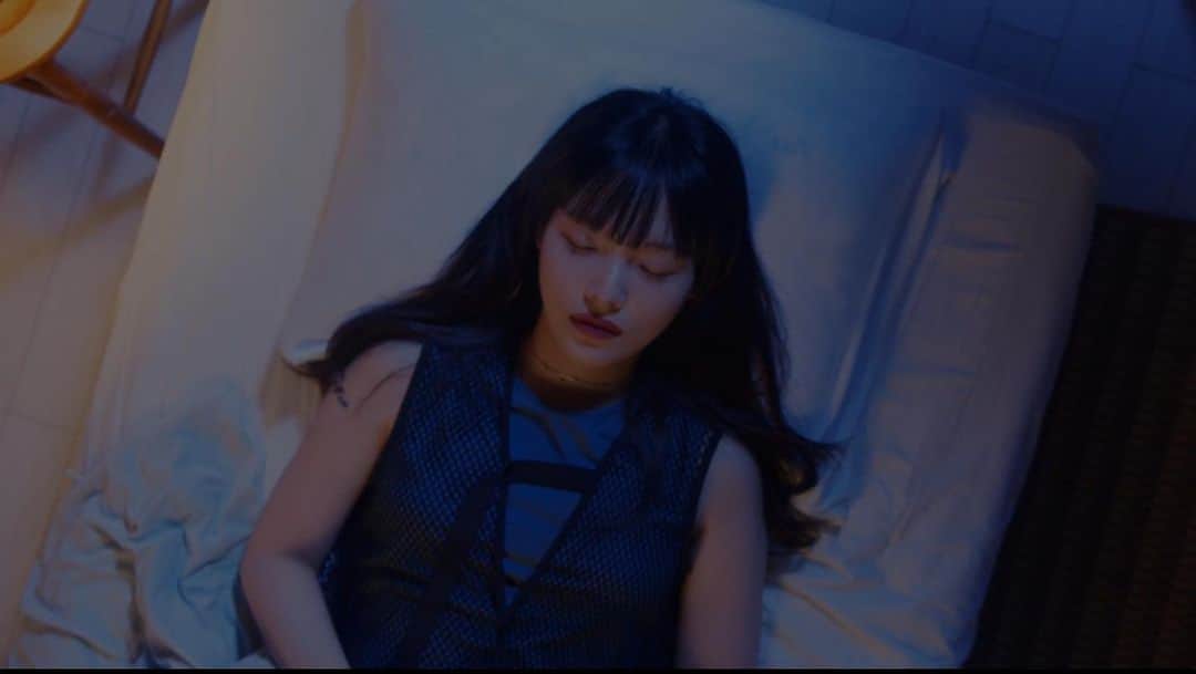 江崎ななほさんのインスタグラム写真 - (江崎ななほInstagram)「@utanojikan_ さんの『深夜バラエティ「憂鬱」』のMVに出演させて頂きました。 　 実写×アニメーションの素敵なMVとなっています☺︎ 　 眠れない憂鬱な夜を包み込んでくれるような曲です 夜のお供にたくさん聞いてください🌙 もちろん夜じゃなくても🌙 　 Animation : Hokuto Ono Cinematographer : @patapataface  Assistant Camera : @ryopro_yamanaka  Prop Stylist : @_ca47_  Art Director : @karen_hasegaw  Production Assistant : @3___n___  Cast : @nanaho_ezk」8月15日 18時21分 - nanaho_ezk