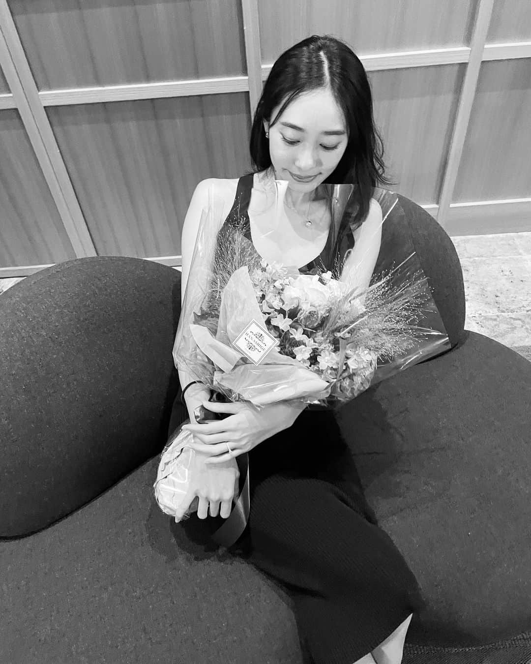 久保りさのインスタグラム：「On the proposal #0815   プロポーズの日  ずっと時計を確認してる👦🏻笑  色んな人に可愛いねって言ってもらえる💍  結婚式の受付に再現したくらい大好きだった💐  あの日の1秒1秒がキラキラしてて大好きな日。  #プロポーズ記念日 #プロポーズ #proposal  #遠距離夫婦 #遠距離」