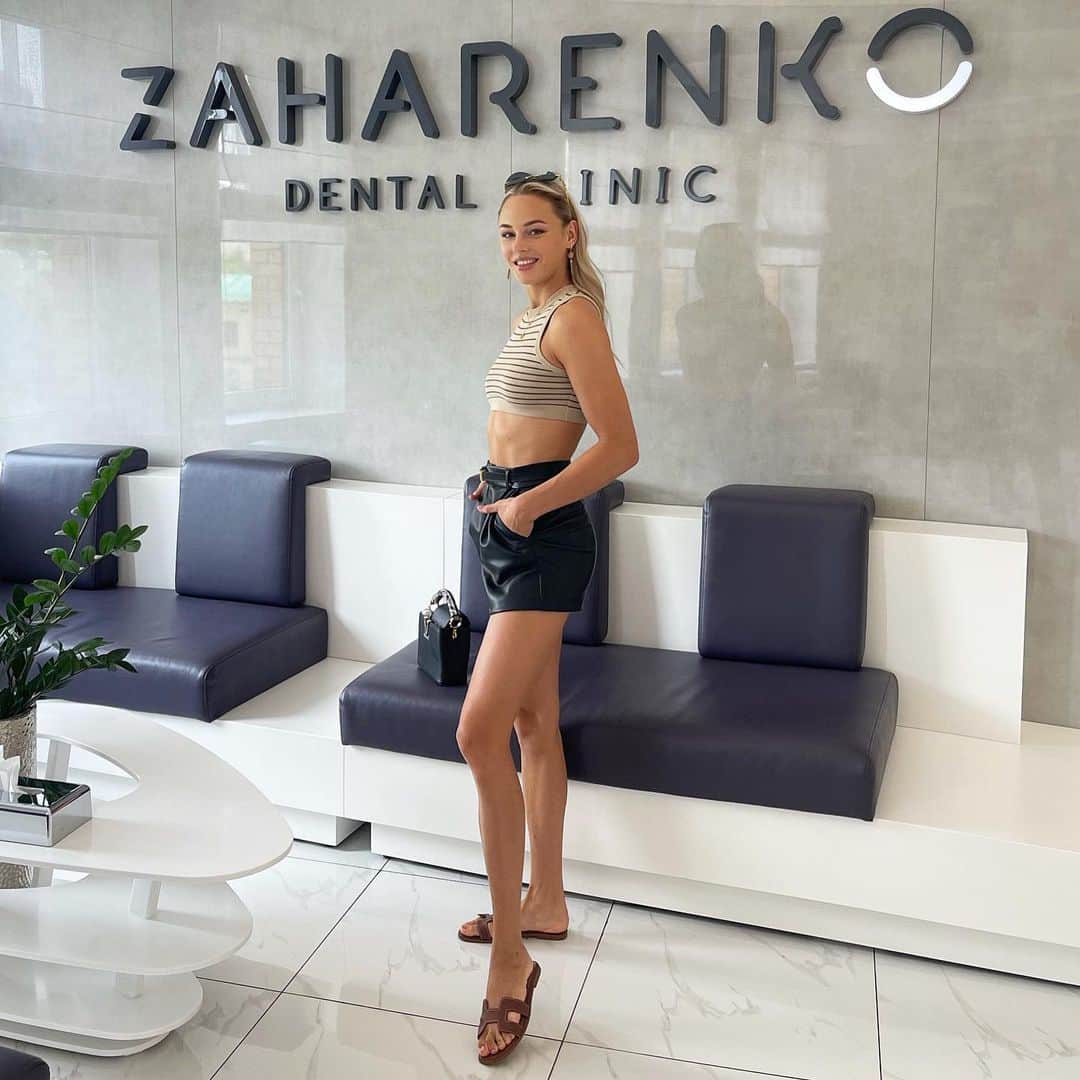 ダリア・ビロディドのインスタグラム：「Як мені не вистачало @zaharenko_dc , коли я була в Європі🥹 Бо довіряю лікування своїх зубів тільки цій клініці.  Там працюють найкращі стоматологи, які зроблять вашу посмішку неймовірною😄」