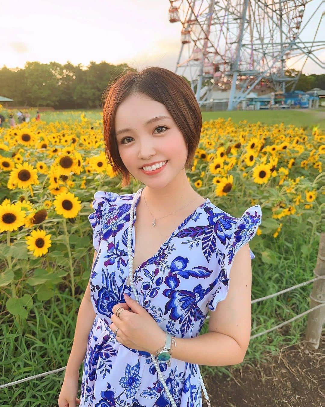 ゆうかのインスタグラム：「家族で葛西臨海公園へ🌻 ひまわり畑綺麗すぎ🥹🩷 しかもちょうどマジックアワー☀️ . このあと夜の水族館の最終日にも行けて幸せだった😭🩷🐠 . . @oliviaburtonjapan の新作🐚❤️をつけて行ったの✨ 腕時計と腕輪とノベルティのバッグ💎 . どれもキラッキラで、夏って感じ🥹🩷 . バッグのショルダー部分がパールで、iPhone14proがすっぽり入ってお気に入り🤭🩷 . 仕事終わりに来たんだけど、幸せすぎて本当最高だったぁ☺️🩷 . . #葛西臨海公園  #葛西臨海公園水族館  #葛西臨海公園観覧車  #向日葵畑 #向日葵#向日葵🌻 #ひまわり畑 #ひまわり #3児ママ #赤ちゃんがいる生活 #3児のママ  #アラサーママコーデ #アラサーママ#ママコーデプチプラ #ママコーディネート #ロングワンピース  #授乳コーデ #ロングワンピースコーデ #カシュクールワンピース #社長 #ワーママ  #オシャレママさんと繋がりたい  #マジックアワー #腕時計コーデ  @hms_watchstore #oliviaburton  #オリビアバートン #オリジョ #オリビア女子」