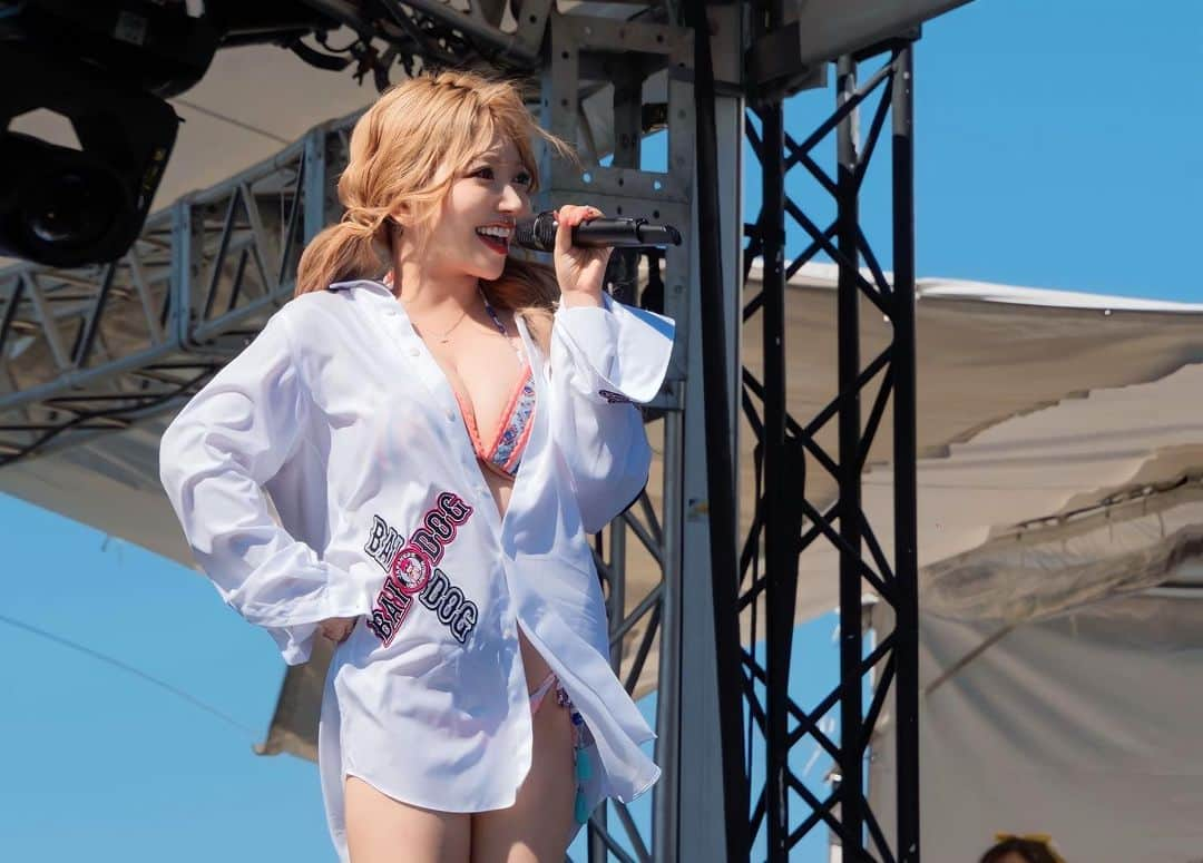 芹野莉奈のインスタグラム：「MUSIC CIRCUS'23🏖️ 　 盛れてるとは程遠いけど、 ライブ中の生き生きしてる姿をお届けします🎤笑 　 　 ウォーターフェスってこんなにステージも 水かかるんかい😆ってなって ボロボロになりましたそれもまた青春😘💘 　　   📷 @ryu_since2012  　  #musiccircus #musiccircus2023 #ミュージックサーカス #野外フェス #夏 #フェス #live #ライブ #sennanlongpark #りんくうビーチ #大阪 #りんくう #夏フェス #海 #海水浴場 #ウォーターフェス #水着 #vanityme」