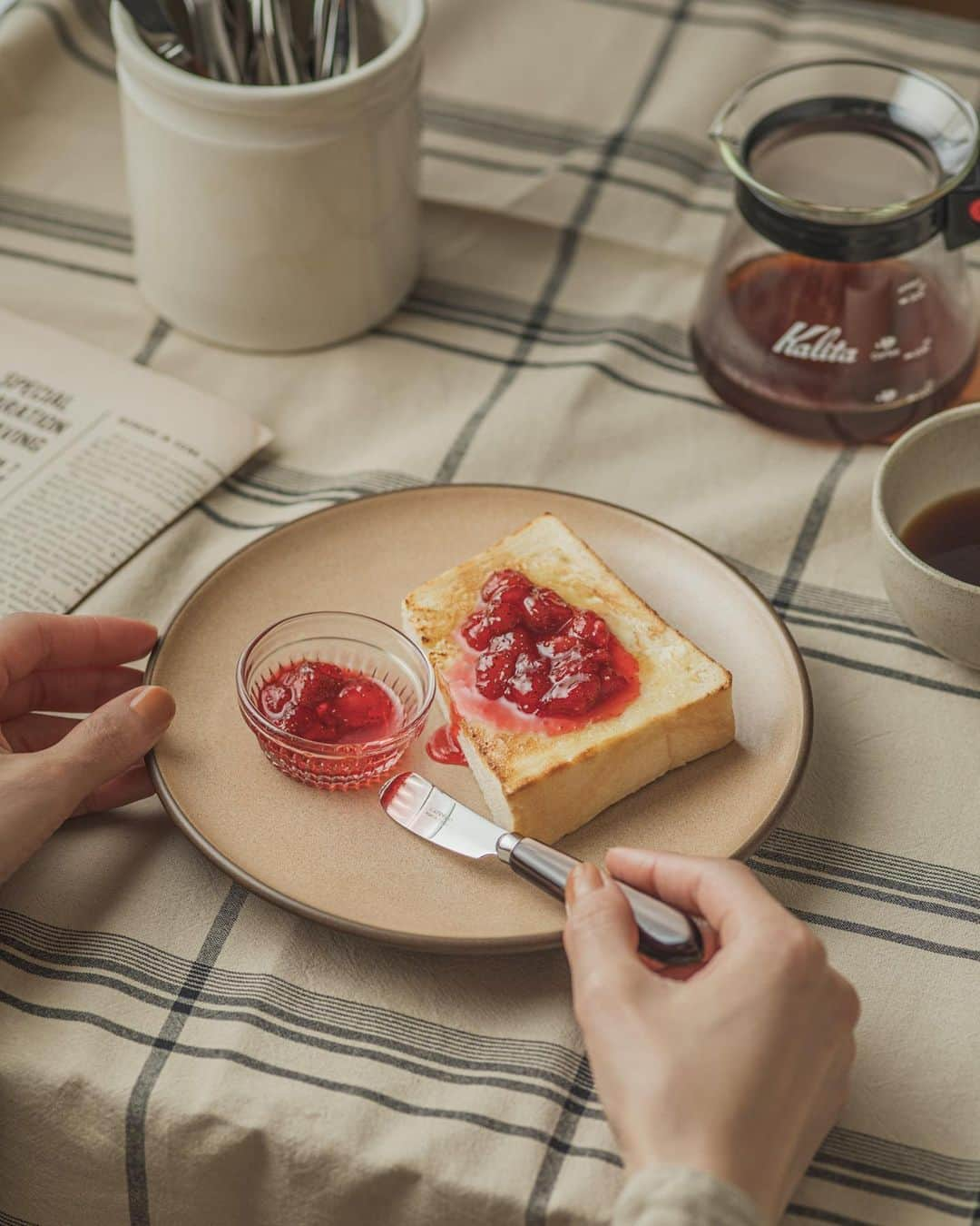 Nanaのインスタグラム：「春に撮った写真。 ジャム用に販売されていたよつぼし🍓を見つけてジャムに。 ペリカンの食パンをトーストして、バターと #苺ジャム をたっぷりのせて。 写真2枚目、艶が控えめなのは、冷蔵庫から出したてだから。昔CURBONの動画か何かで話したような気がするけど、艶々なフルーツを撮りたかったら、常温に戻して、表面の結露がなくなってから撮るのがおすすめです。  #vintagestylephotography  #retrostyle  #写真で紡ぐ暮らしの時間  #料理写真 #フードフォト #テーブルフォト」