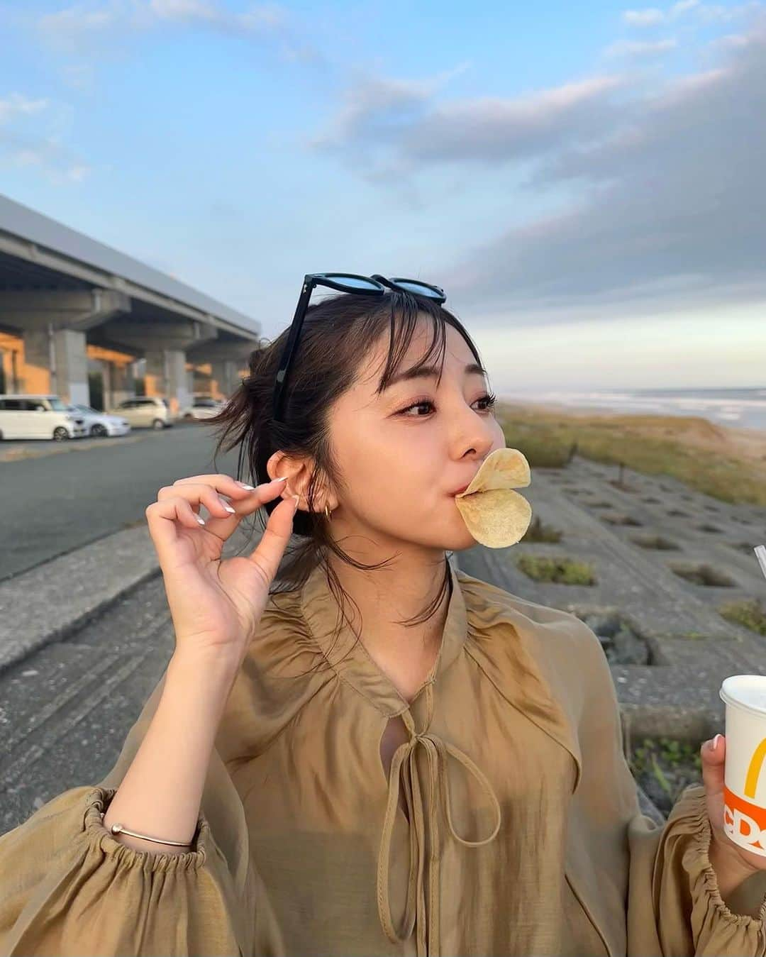 横田亜美さんのインスタグラム写真 - (横田亜美Instagram)「. 海辺でマックと ポテチ🐣🍟🏝️ . 今年のお盆休み 地元のお友達に会えて 楽しい日々〜〜 . . #海 #海水浴場 #マクドナルド #マック #ポテチ #ポテトチップス #海コーデ #お盆 #お盆休み #お盆休み満喫 #おだんごヘア #お団子ヘア #ヘアアレンジ #サングラス #静波海岸 #静波」8月15日 18時38分 - amimi0218