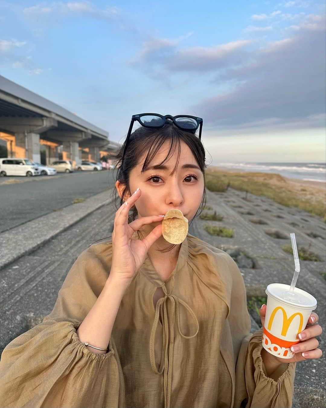 横田亜美さんのインスタグラム写真 - (横田亜美Instagram)「. 海辺でマックと ポテチ🐣🍟🏝️ . 今年のお盆休み 地元のお友達に会えて 楽しい日々〜〜 . . #海 #海水浴場 #マクドナルド #マック #ポテチ #ポテトチップス #海コーデ #お盆 #お盆休み #お盆休み満喫 #おだんごヘア #お団子ヘア #ヘアアレンジ #サングラス #静波海岸 #静波」8月15日 18時38分 - amimi0218