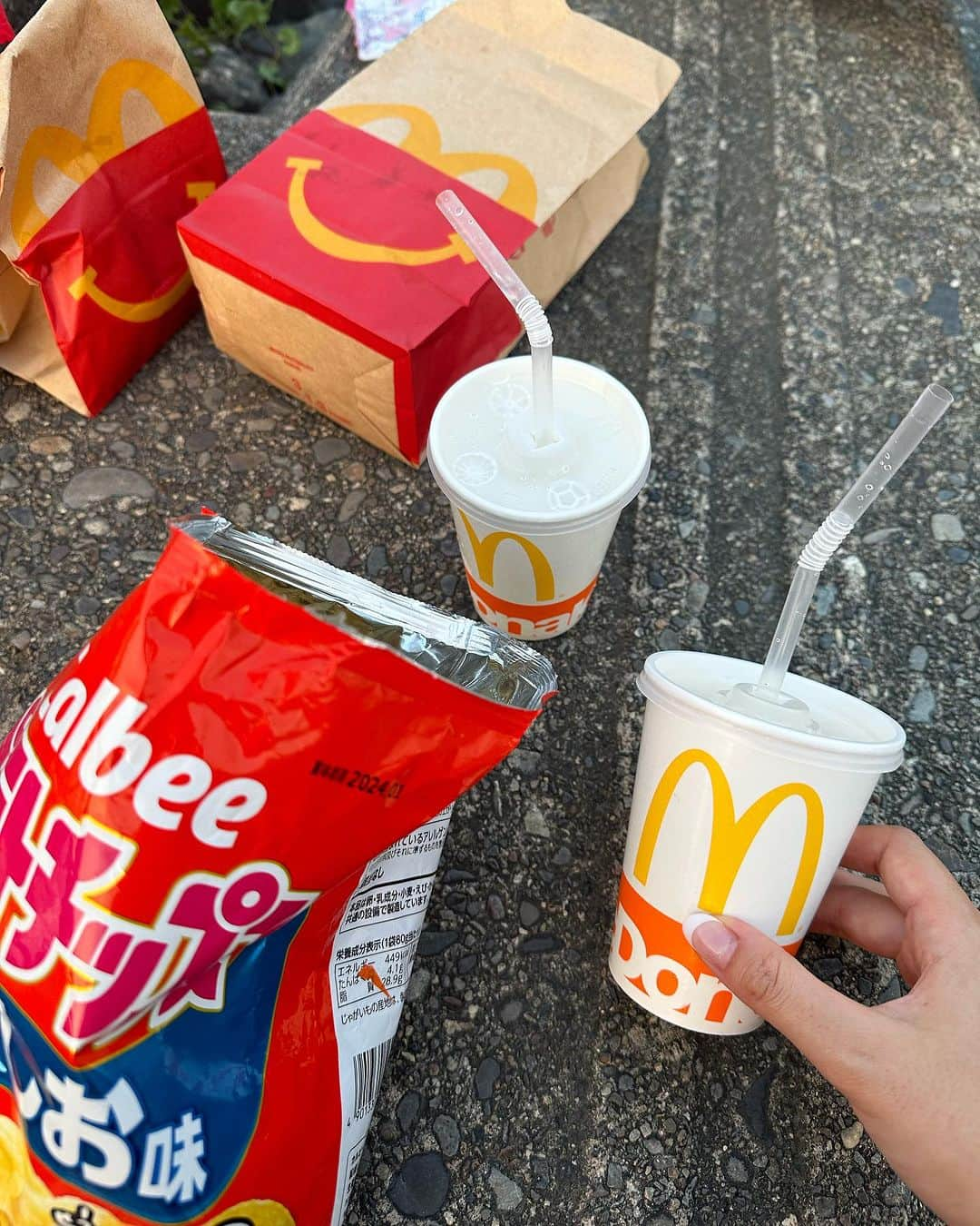 横田亜美さんのインスタグラム写真 - (横田亜美Instagram)「. 海辺でマックと ポテチ🐣🍟🏝️ . 今年のお盆休み 地元のお友達に会えて 楽しい日々〜〜 . . #海 #海水浴場 #マクドナルド #マック #ポテチ #ポテトチップス #海コーデ #お盆 #お盆休み #お盆休み満喫 #おだんごヘア #お団子ヘア #ヘアアレンジ #サングラス #静波海岸 #静波」8月15日 18時38分 - amimi0218