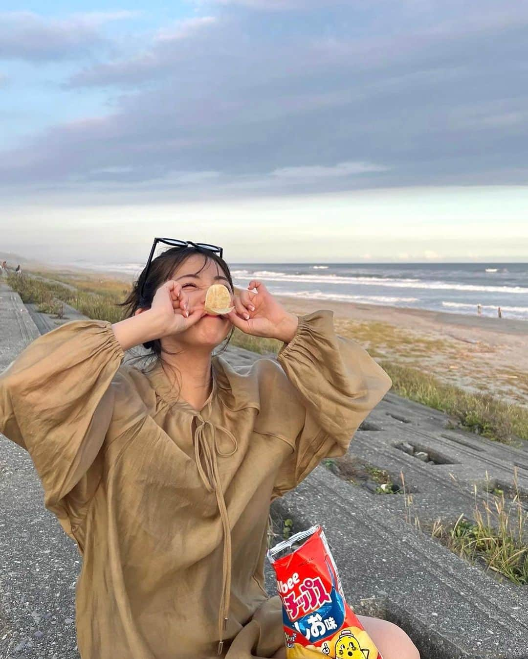 横田亜美さんのインスタグラム写真 - (横田亜美Instagram)「. 海辺でマックと ポテチ🐣🍟🏝️ . 今年のお盆休み 地元のお友達に会えて 楽しい日々〜〜 . . #海 #海水浴場 #マクドナルド #マック #ポテチ #ポテトチップス #海コーデ #お盆 #お盆休み #お盆休み満喫 #おだんごヘア #お団子ヘア #ヘアアレンジ #サングラス #静波海岸 #静波」8月15日 18時38分 - amimi0218