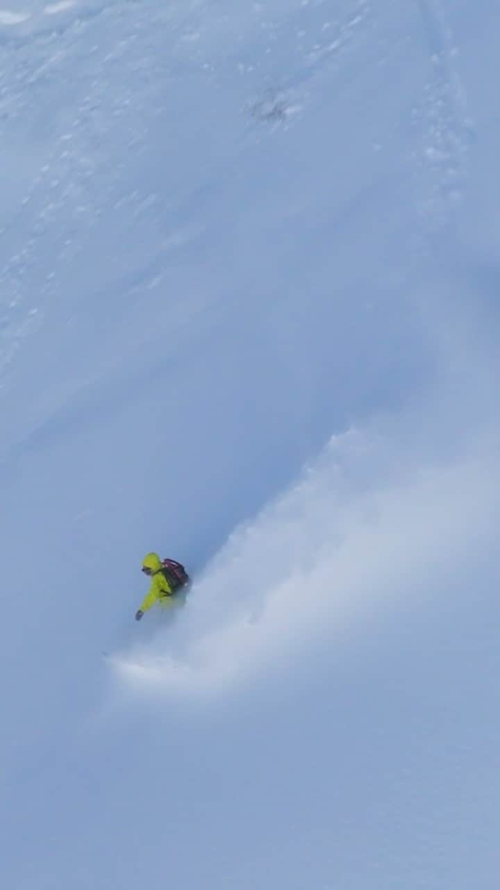 佐藤亜耶のインスタグラム：「柔らかな光の中で 気持ちよいロングライン Rider @aya_sato_49 🎥 @heart_films  @thenorthfacejp @k2.snowboarding @dragon_japan @msrgear_japan @vansjapan  #snowboarding #freeride #japow #line #スノーボード #パウダースノー #ライン  Heart Films Movies https://heartfilms.official.ec/」
