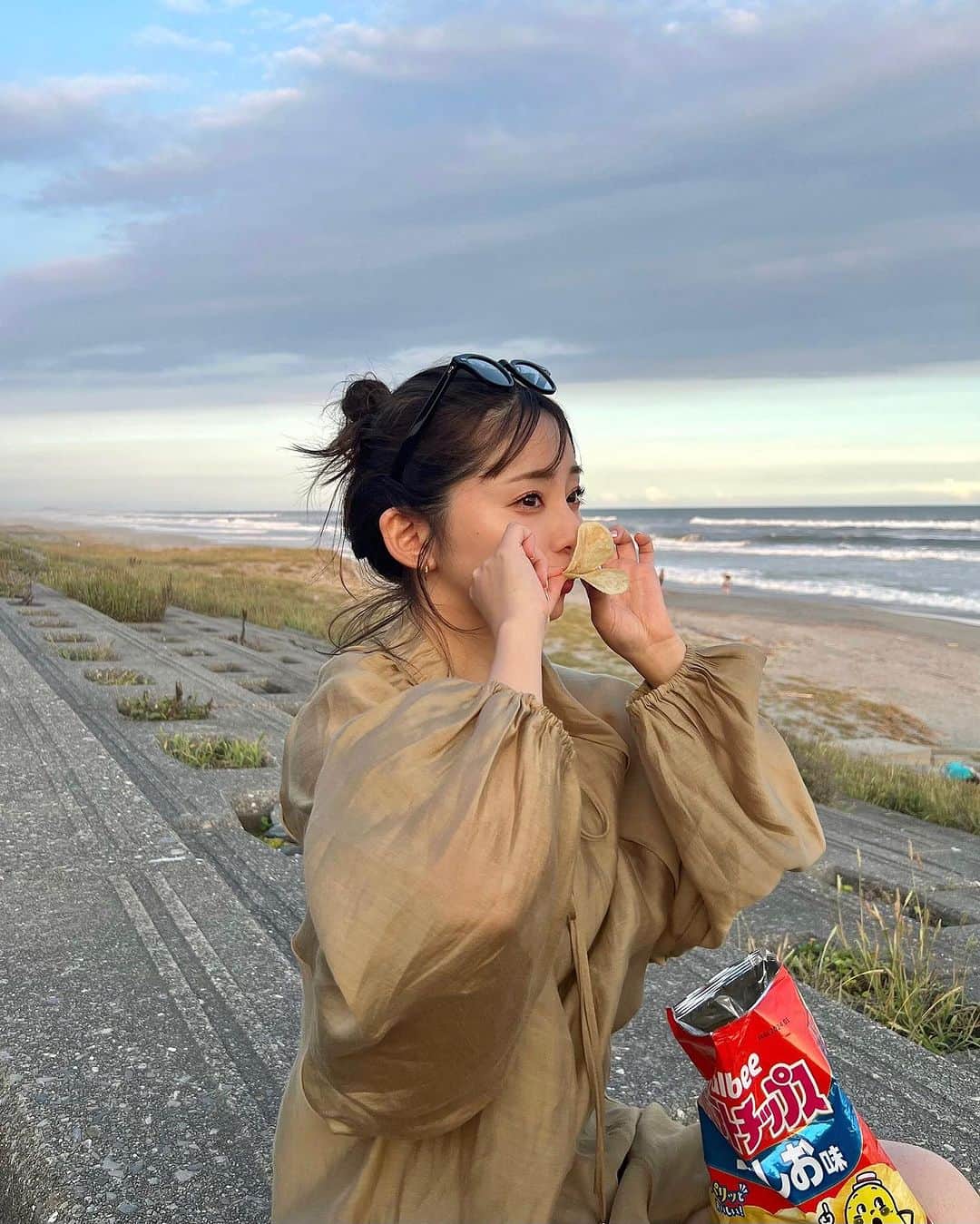 横田亜美のインスタグラム：「. 海辺でマックと ポテチ🐣🍟🏝️ . 今年のお盆休み 地元のお友達に会えて 楽しい日々〜〜 . . #海 #海水浴場 #マクドナルド #マック #ポテチ #ポテトチップス #海コーデ #お盆 #お盆休み #お盆休み満喫 #おだんごヘア #お団子ヘア #ヘアアレンジ #サングラス #静波海岸 #静波」