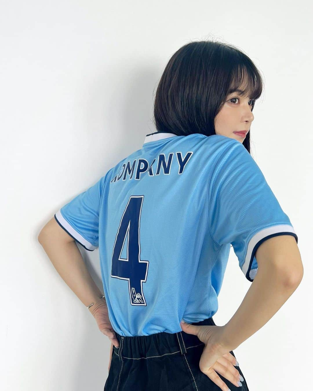 あやてん（島田彩加）さんのインスタグラム写真 - (あやてん（島田彩加）Instagram)「開幕戦📝⚽️🩵  Burnley vs Manchester City 🏟️Turf Moor Stadium  ⚽️Haaland 4' 👟Rodri ⚽️Haaland 36' 👟Alvarez ⚽️Rodri 75'   だいすきなコンパニ監督が率いるバーンリーとのアウェイ戦  0-3で勝ち！👏  今季もハーランドが仕上がっておりました  やっぱり彼は怪物であるなという試合だった  そしてグヴァルディオルのデビュー戦でした！  いまシティ怪我人が結構出ちゃってるからその分彼には頑張ってほしいですね、、！✊  あとやっぱアウェイユニがクラシカルで良すぎたーーー🥹みんな似合ってたよ🫶わたしも早く着たい  てかウォーカーがコンパニに抱きついてる写真見た？？？？？致死量の可愛さでしんどかった コンパニさん監督顔で微笑んでたの愛しかったよ  という事でたぶん載せたことないコンパニユニの写真を投稿に残しておきます  シティが2度目のプレミアリーグ優勝をした 13-14シーズンのコンパニユニ✌️  まだ載せてないユニフォームいっぱいあるからまた載せよ  しかしデブライネの怪我が心配すぎるなあ、、大丈夫かなあ、、  #mancity  #mcifanz  #mcfc  #manchestercityfc  #manchestercity #ctid  #マンチェスターシティ  #맨시티  #풋살  #サッカー観戦  #ユニフォーム女子  #サッカー女子」8月15日 18時39分 - ayatenchann