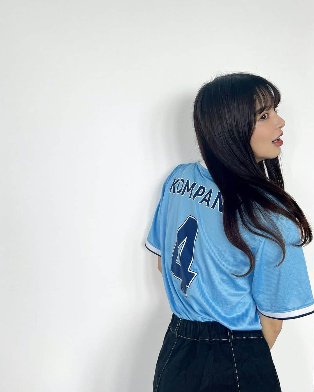 あやてん（島田彩加）さんのインスタグラム写真 - (あやてん（島田彩加）Instagram)「開幕戦📝⚽️🩵  Burnley vs Manchester City 🏟️Turf Moor Stadium  ⚽️Haaland 4' 👟Rodri ⚽️Haaland 36' 👟Alvarez ⚽️Rodri 75'   だいすきなコンパニ監督が率いるバーンリーとのアウェイ戦  0-3で勝ち！👏  今季もハーランドが仕上がっておりました  やっぱり彼は怪物であるなという試合だった  そしてグヴァルディオルのデビュー戦でした！  いまシティ怪我人が結構出ちゃってるからその分彼には頑張ってほしいですね、、！✊  あとやっぱアウェイユニがクラシカルで良すぎたーーー🥹みんな似合ってたよ🫶わたしも早く着たい  てかウォーカーがコンパニに抱きついてる写真見た？？？？？致死量の可愛さでしんどかった コンパニさん監督顔で微笑んでたの愛しかったよ  という事でたぶん載せたことないコンパニユニの写真を投稿に残しておきます  シティが2度目のプレミアリーグ優勝をした 13-14シーズンのコンパニユニ✌️  まだ載せてないユニフォームいっぱいあるからまた載せよ  しかしデブライネの怪我が心配すぎるなあ、、大丈夫かなあ、、  #mancity  #mcifanz  #mcfc  #manchestercityfc  #manchestercity #ctid  #マンチェスターシティ  #맨시티  #풋살  #サッカー観戦  #ユニフォーム女子  #サッカー女子」8月15日 18時39分 - ayatenchann