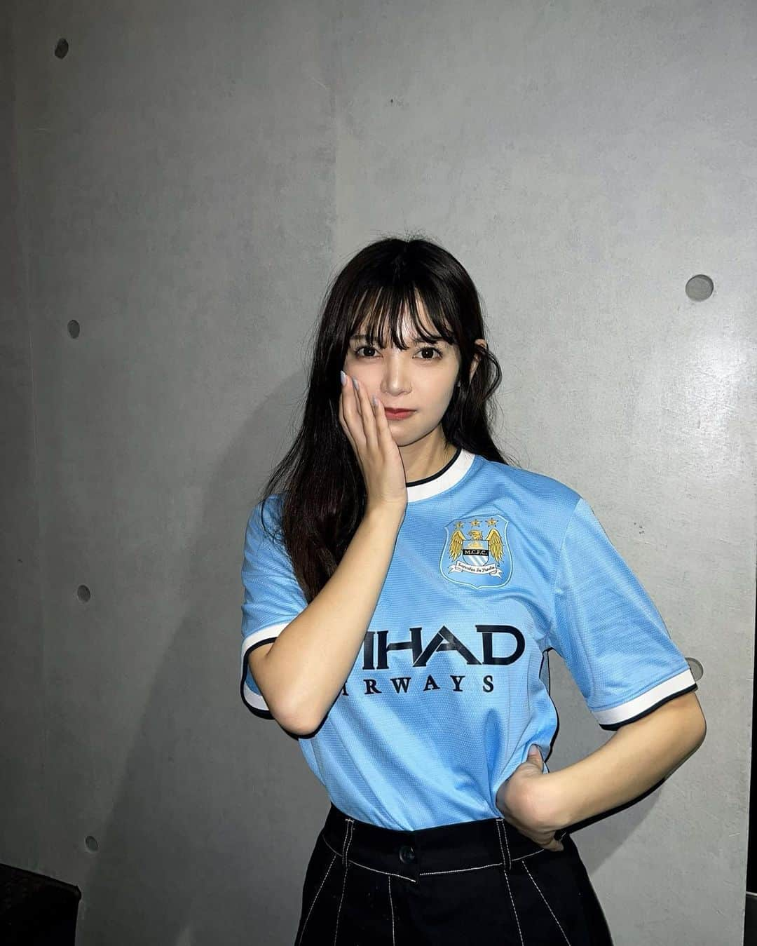 あやてん（島田彩加）さんのインスタグラム写真 - (あやてん（島田彩加）Instagram)「開幕戦📝⚽️🩵  Burnley vs Manchester City 🏟️Turf Moor Stadium  ⚽️Haaland 4' 👟Rodri ⚽️Haaland 36' 👟Alvarez ⚽️Rodri 75'   だいすきなコンパニ監督が率いるバーンリーとのアウェイ戦  0-3で勝ち！👏  今季もハーランドが仕上がっておりました  やっぱり彼は怪物であるなという試合だった  そしてグヴァルディオルのデビュー戦でした！  いまシティ怪我人が結構出ちゃってるからその分彼には頑張ってほしいですね、、！✊  あとやっぱアウェイユニがクラシカルで良すぎたーーー🥹みんな似合ってたよ🫶わたしも早く着たい  てかウォーカーがコンパニに抱きついてる写真見た？？？？？致死量の可愛さでしんどかった コンパニさん監督顔で微笑んでたの愛しかったよ  という事でたぶん載せたことないコンパニユニの写真を投稿に残しておきます  シティが2度目のプレミアリーグ優勝をした 13-14シーズンのコンパニユニ✌️  まだ載せてないユニフォームいっぱいあるからまた載せよ  しかしデブライネの怪我が心配すぎるなあ、、大丈夫かなあ、、  #mancity  #mcifanz  #mcfc  #manchestercityfc  #manchestercity #ctid  #マンチェスターシティ  #맨시티  #풋살  #サッカー観戦  #ユニフォーム女子  #サッカー女子」8月15日 18時39分 - ayatenchann