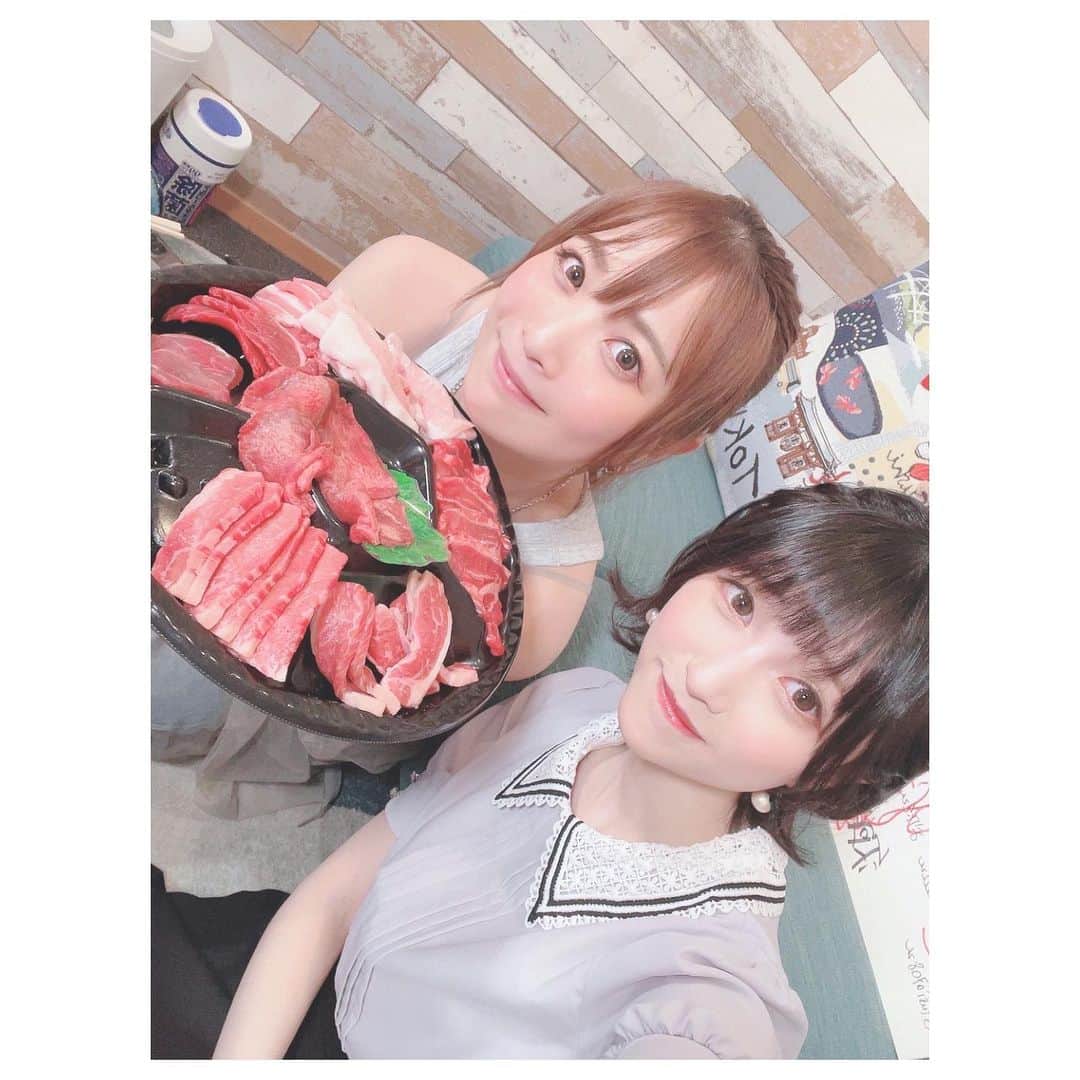 のインスタグラム：「ㅤㅤㅤㅤㅤㅤㅤㅤㅤㅤㅤㅤㅤㅤㅤㅤㅤㅤㅤㅤㅤㅤㅤㅤㅤㅤㅤㅤㅤㅤㅤㅤㅤㅤㅤㅤㅤㅤㅤㅤㅤㅤㅤㅤㅤㅤㅤㅤㅤㅤㅤㅤㅤㅤㅤㅤㅤㅤㅤㅤㅤㅤㅤㅤㅤ 先日出演させていただいた #immmめいん  ストイックでカッコいい May'nさんからのメッセージは重みが違くて 褒められてうるうるする事は滅多にないのですが 感情が溢れそうになる程嬉しかったです😭  (出て数分で泣いたら 番組が成り立たなくなってしまうので 凄く目に力を入れて涙収納しました。 まさか過ぎてびっくりした。危なかった。)  『誠心誠意、心からのありがとうを 伝えられる人間になりたい！』 と思ったきっかけの方はMay'nさん。  圧倒的なパフォーマンスで魅了するだけでなく ファンの方への想いと優しさが とにかく凄いんです！  ライブの最後に会場にいる一人一人に向けて キラキラな笑顔で手を振るお姿は 当時の自分にとってとても鮮烈で、  もし私がいつか 誰かに応援してもらえるような人になれたら、 与えていただいた熱量をMay'nさんのように 大切にお返しできる人になりたい！ という目標が生まれました。  ファンの皆さんとアーティストの 絆の素晴らしさを教えていただいた あの日の感動と思い出が 今の自分の意思に繋がっています。  ずっと尊敬する憧れのお姉さん故に いつお会いしてもバクバクに緊張してしまい 上手く言葉を発せなくなってしまうのですが  本当にお優しくて熱いパワーと キュートなお茶目さまで兼ね備えた 頼れる最強の大好きな先輩ですっ！🌷  お肉ご馳走様でした🥩✨  #Mayn さん #山崎エリイ #Erii」