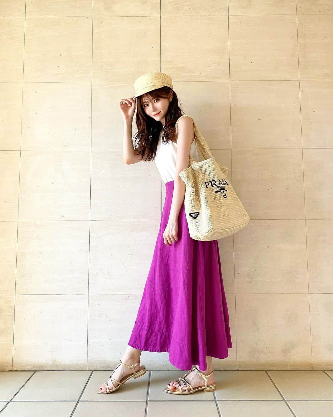 のインスタグラム：「夏のオシャレ好き☀️ ⁡ ⁡ 皆さんはどの季節の洋服が好きですか？ ⁡ ⁡ ⁡ tops→ #GRL sandal→ #GU. necklace→ #Dior casquette→ #herlipto  bag→ #PRADA  ⁡ ⁡」