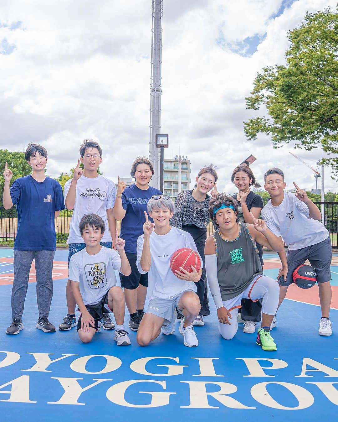 三津家貴也さんのインスタグラム写真 - (三津家貴也Instagram)「. バスケット🏀 最近はいろんなことに挑戦してます！ 何でもかんでもとりあえずやってみる。 最後はみんなで集合写真📷 ん〜やってみよう☝️✨ Photo by @reiji_0819  #バスケット #basketball #challenge」8月15日 18時42分 - takaya_mitsuka