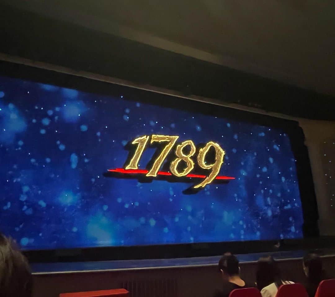 のインスタグラム：「1789バスティーユの恋人たち観劇へ☺️  支配人の方が第二幕中止とアナウンスした後、拍手に包まれる宝塚劇場ってやはり温かい場所だなと。  第一幕だけでも心震える舞台でした☺︎  星組の方々の体調がどうか良くなりますように祈っています🫶 エールの送り方が分からずとりあえずSNSに投稿😂  #星組 #宝塚歌劇団」