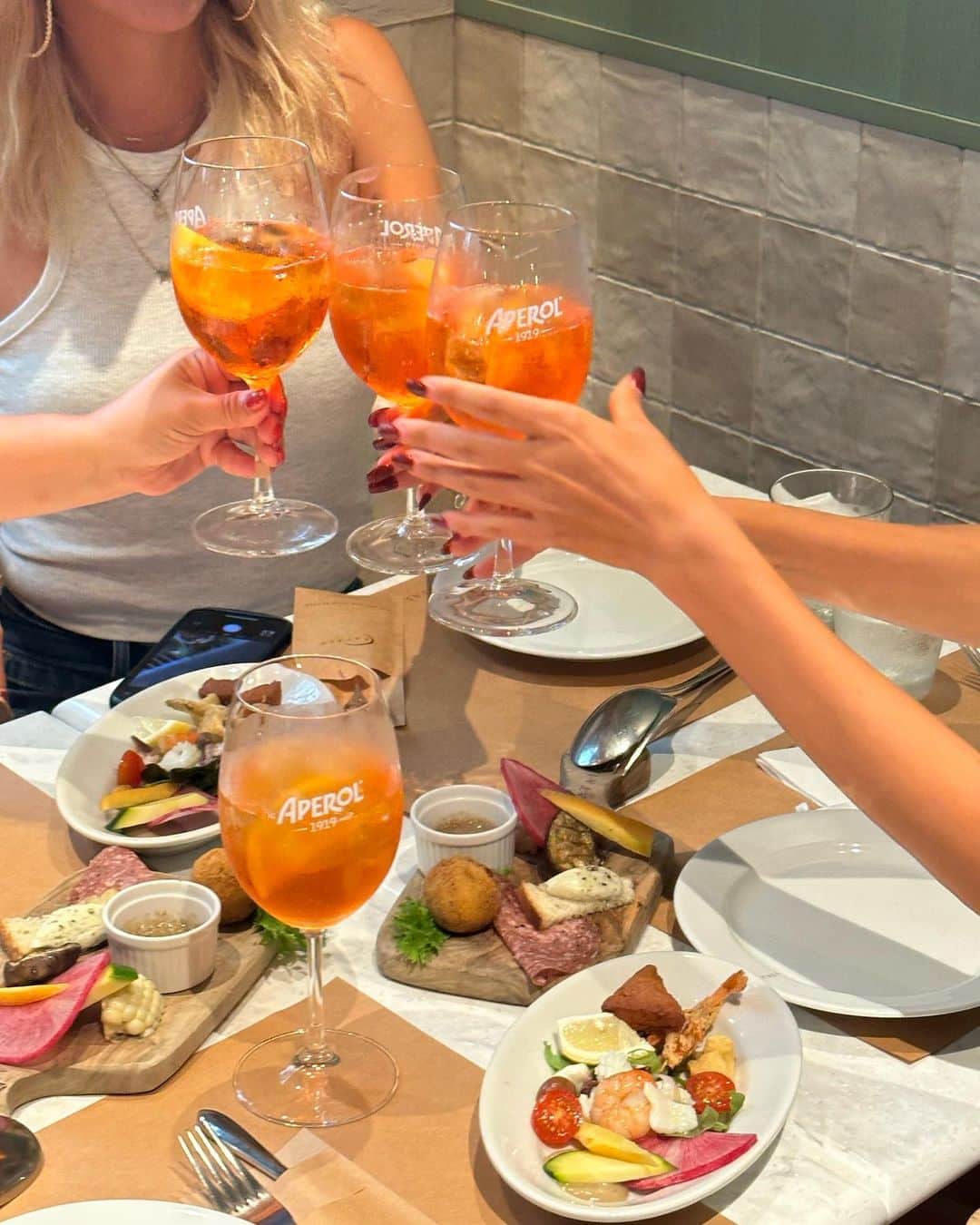 Rika Vanessaさんのインスタグラム写真 - (Rika VanessaInstagram)「ディナー前の夕刻から食前酒と軽いフードを楽しむアペリティーボというイタリアの習慣🍹🥂🍽️💕   @eataly.tokyo では 7月からアペリティーボフェアが 開催されてます🇮🇹✨  大好きな4人が久しぶりに集合したよ👭🏽👭🏽🫶🏽🥂❤️  #イータリーでアペしよう #イータリー  #アペリティーボ」8月15日 18時50分 - rikavanessa._