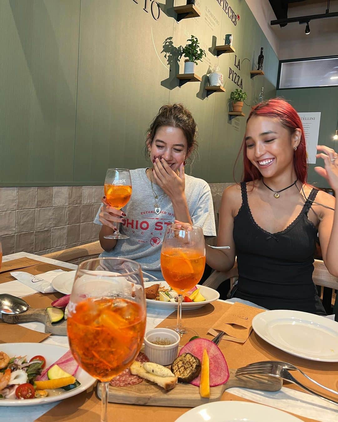 Rika Vanessaさんのインスタグラム写真 - (Rika VanessaInstagram)「ディナー前の夕刻から食前酒と軽いフードを楽しむアペリティーボというイタリアの習慣🍹🥂🍽️💕   @eataly.tokyo では 7月からアペリティーボフェアが 開催されてます🇮🇹✨  大好きな4人が久しぶりに集合したよ👭🏽👭🏽🫶🏽🥂❤️  #イータリーでアペしよう #イータリー  #アペリティーボ」8月15日 18時50分 - rikavanessa._