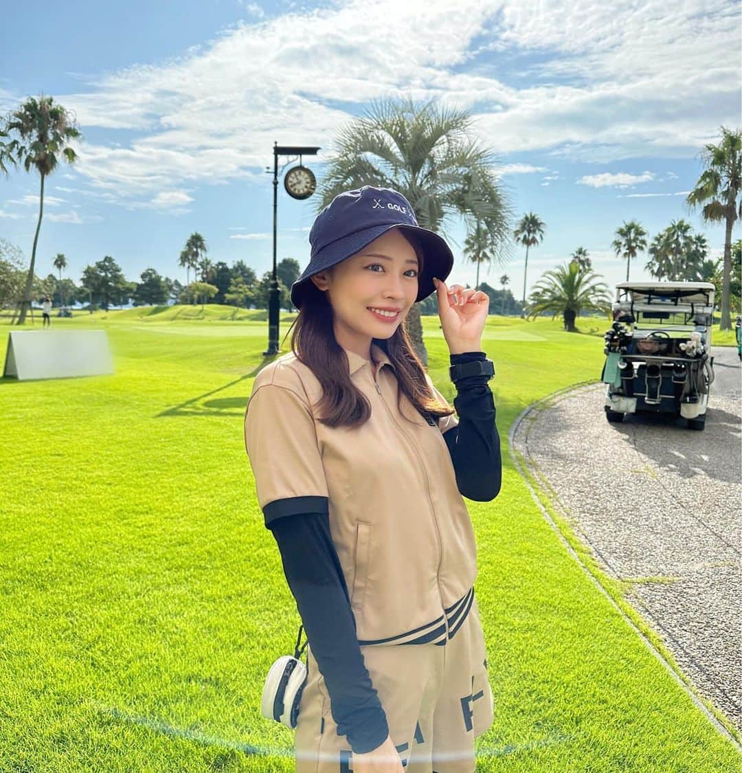 高木由梨奈のインスタグラム：「「セントフォースゴルフクラブ」始まってから特にゴルフモチベ高めです🏌️‍♀️🤣  3パット撲滅宣言はまだまだ叶いそうにないですが、、、笑 でもドライバーの調子が良くなってきて嬉しい☺️  YouTubeでは初心者の方向けにも動画アップしてるのでぜひご覧ください〜🙌 @centforce_golf   #ゴルフ女子 #ゴルフウェア #ゴルフコーデ」