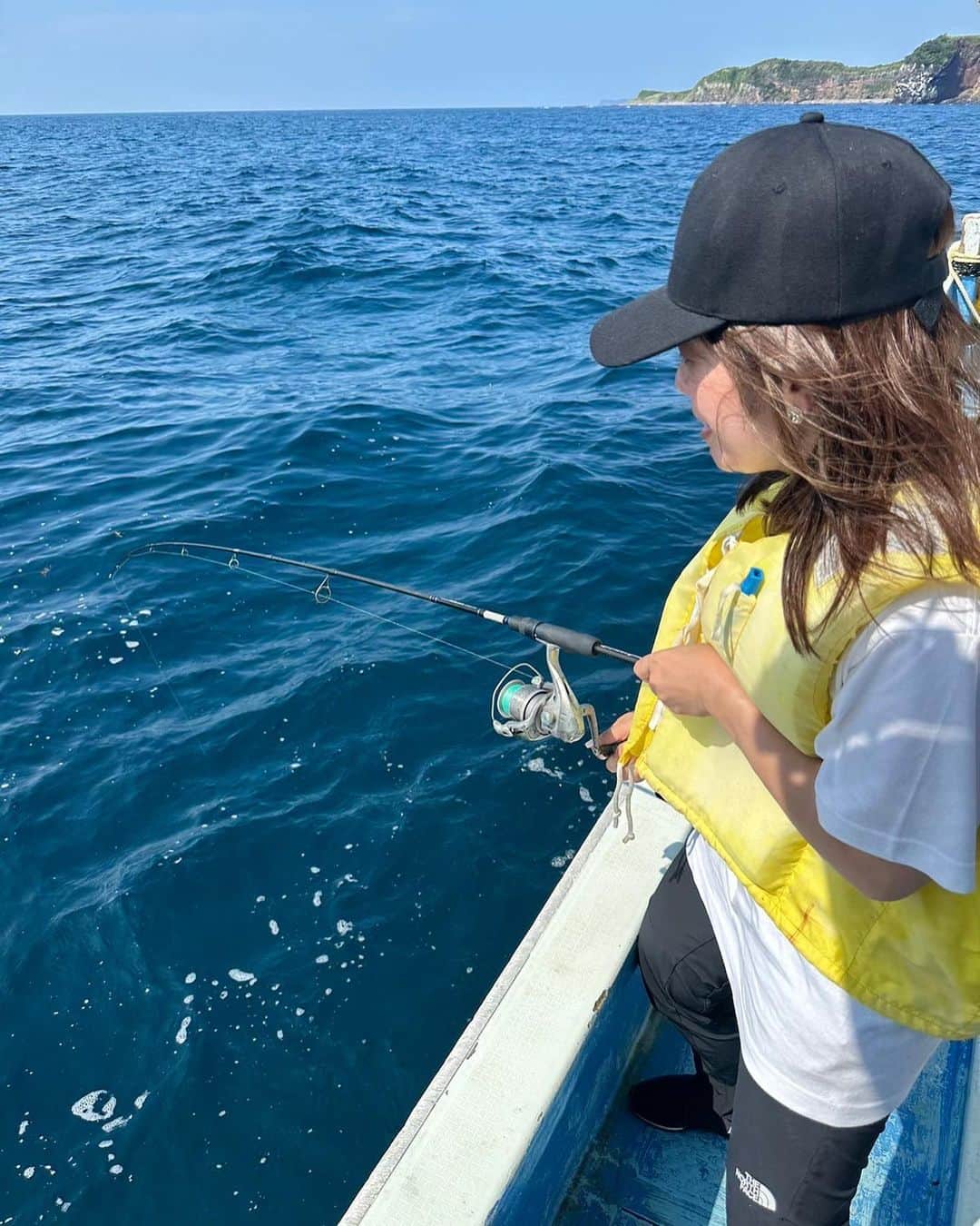 Hikari Noguchi 野口 光のインスタグラム：「壱岐で釣りをした時の図。この辺りは元プロ野球＆メジャーリーガーで今はプロ釣り師の城島健司さんもよくいらっしゃるらしいです（城島さんは長崎出身で長崎在住） この写真はカサゴを当てた時で、とても重くて「手伝ってー！」と言った私に「それくらい自分で頑張って」と言い放った夫が撮ってました😆 #釣り #壱岐」