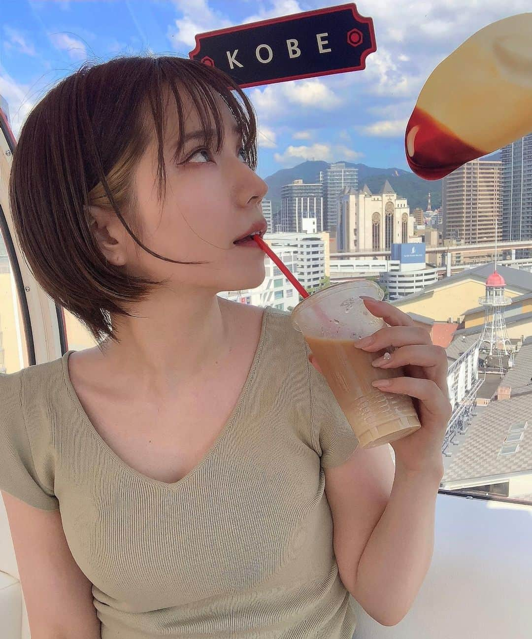 青山日和さんのインスタグラム写真 - (青山日和Instagram)「ㅤㅤㅤㅤㅤㅤㅤㅤㅤㅤㅤㅤㅤ⁡ ⁡先日 久しぶりのハーバーランドへ🎡 　 ハーバーランドといえば モザイクの観覧車が有名ですが 　 これまた神戸スイーツといえば で有名なFrantzさんとのコラボ 　 観覧車に乗りながらFrantzさんの ドリンクとスイーツが楽しめるセット がスタートしました✨ 　 私は朝イチの神戸散歩のついでに 乗ったので朝の神戸の景色楽しめましたが 夜だとライトアップもしているみたい😇 　 話は変わりますが Frantzさんだと 壺プリン、いちごトリュフが超美味しくて好き。 　 新大阪駅にもあって 新幹線乗るときについ買ったりする🍓 　 もらったことある人もあげたことある人も多そう そんなFrantzスイーツとハーバーランドの素敵コラボ…⁡ ⁡良きでした！ 　 追記 ハーバーランドさんは ホームページのモデルさせてもらってるから 是非そちらもみてください🥹 🔎 harbor good day で検索 with @maaarina0806 ちゃんと🥰 　 #神戸カフェ #神戸デート #神戸観光 #ハーバーランド #神戸グルメ  #神戸frantz #壺プリン  #kobe #kobecafe #harborgoodday」8月15日 18時51分 - hiyo131131