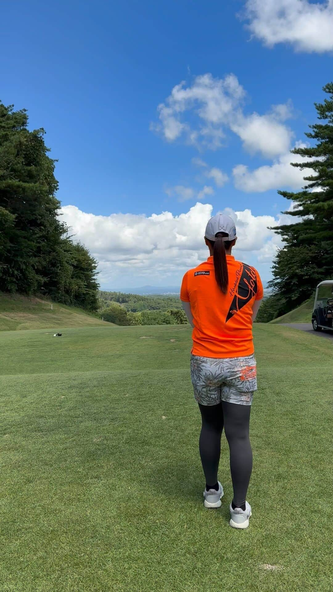 石山千晶のインスタグラム：「⁡ 青い空が綺麗〜🫶 初めて福島県でゴルフしたかも⛳️ すんごい打ち下ろしでちょっと不安そうですね🤣笑 最高のお天気でした✨ ⁡ #golf #ゴルフ #golfswing #ゴルフスイング #dw #ドライバー #東亜道路工業株式会社 #大蔵ゴルフスタジオ #gotchagolf #newera #elitegrips #titleist #kasco #846yajiro #tabata」