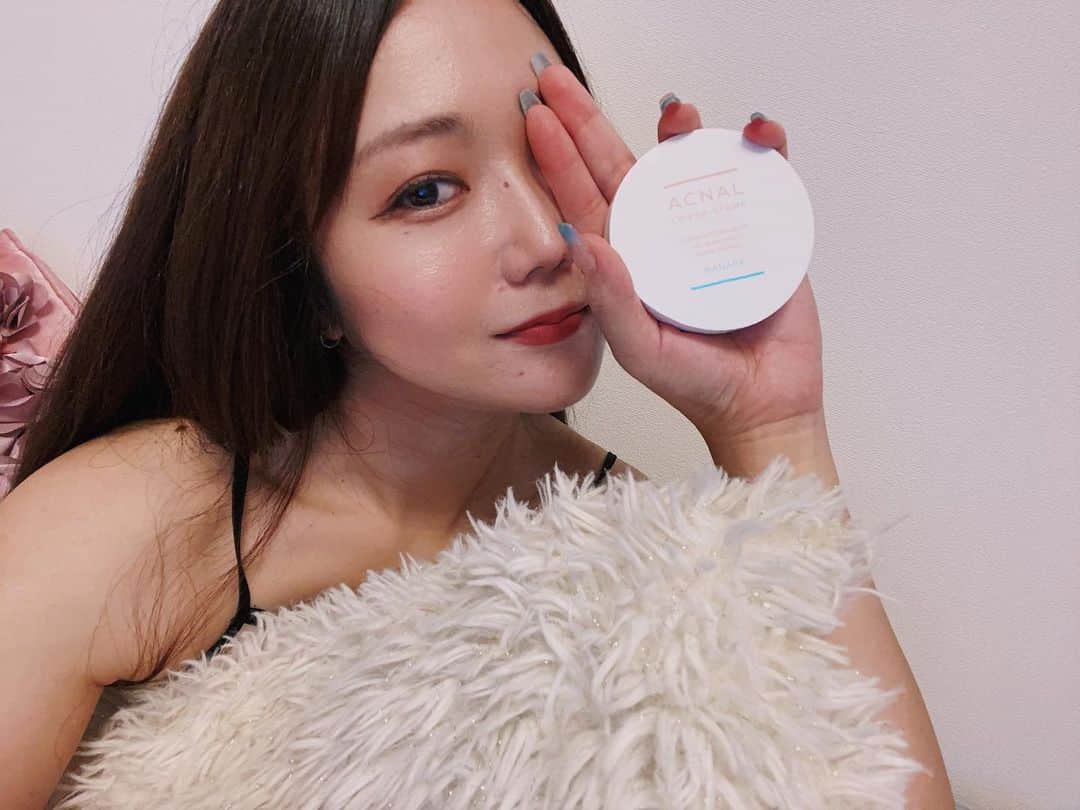 藤田早希のインスタグラム：「8月からアクナルアンバサダーになりました✨ 今日はお気に入りのカバースタンプの紹介✌🏻 クッションファンデみたいなんだけど 着け心地が軽いからいかにも塗ってます感が なくてまじで推したい1つ。 ずっと下地で過ごしてたけどこっちのがいい😂 ちなみに写真ももちろんベースすべてアクナルです🙆🏻‍♀️ ニキビやニキビ跡が気になる方は使ってみて✨. . . .  #acnal #アクナル #カバースタンプ#アクナルでなくなる #提供 #acnal公式アンバサダー . . . .」