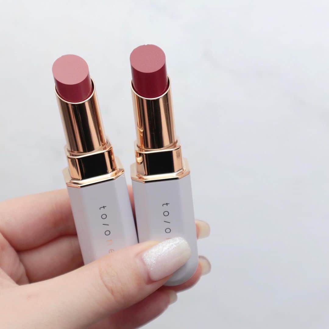 濱田あおいのインスタグラム：「. . 今季推しリップのひとつ💄✨  7月29日発売 ✔︎to/one カラー ブロッサム ¥3,080（ケース、リフィルセット）  花にインスパイアされた 新作リップシリーズ💐 どの色もほんっとに可愛くて全色 集めたいくらいツボ🤍  ティントではないんだけど 密着力が高くて、色持ちが良いところも◎ 個人的にはトーンのリップシリーズの中で 1番色残りしやすい気がしている👄  仕上がりはつやつやではなくて 生っぽいツヤ感で、むちっとボリュームの ある唇に見えるところもお気に入りポイント！  全10色展開の中から特にお気に入りだった 2色をぽちりしました🩷  06 ダスティピンク 名前の通りほんのり穏やかなくすみを 感じる柔らかいピンク！どんなメイクにも 合わせやすく、好印象に見えるカラー！ 青みもそんなに強くないのでピンク系で 使いやすいカラーをお探しの方におすすめ✨  10 ディープローズ 10色の中で特に青みと深みを感じる ローズカラー！塗るだけでぱっと 華やかな印象に💄しっかり塗ると ぱきっと発色するので、ぼかしながら 塗ると肌に馴染んでくれるよーっ🥀  to/oneのAWコレクション 他にもお気に入りがあるので またご紹介します🤍  #toone#toonecosmetics#トーン#カラーブロッサム#新作コスメ#新作リップ#秋コスメ#秋メイク#ブルベメイク#ブルベコスメ #お気に入りコスメ#コスメ購入品#正直レビュー」