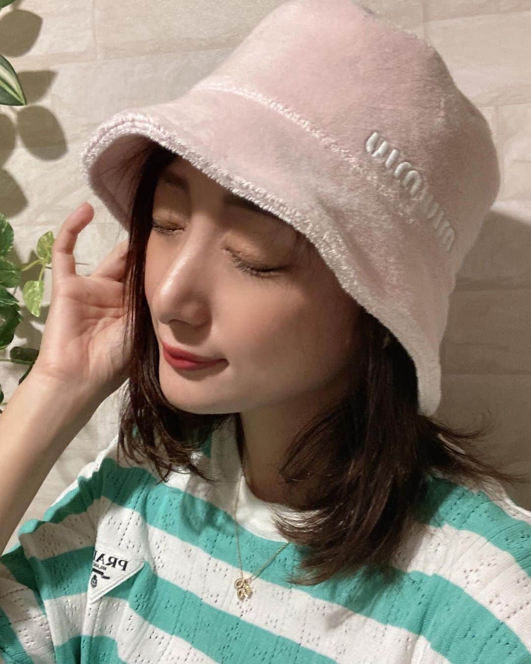 佐竹ななのインスタグラム：「最近お気に入りの #miumiu  のハット✨  一目惚れして買った🥺  #女性経営者」