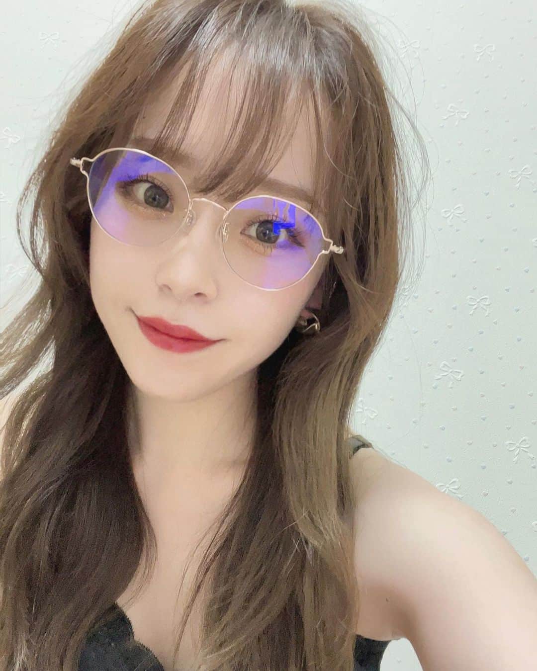 空山菜摘さんのインスタグラム写真 - (空山菜摘Instagram)「♡ 😛💗👓 足掻く空ちゃん VS レンズ (WIN👑) . . お気に入りのメガネやねんけど ブルーライトカット強めのレンズやから どう頑張っても青く反射した😂 . 視力めちゃくちゃ悪いから 夜のオフモードの時は度ありメガネ かけてるよ🤓 . . . . #kunyan_fashion #JINS  #ブルーライトカットメガネ #メガネ女子 #伊達メガネ #メガネコーデ #眼鏡女子 #メガネ好き #メガネフレーム」8月15日 18時58分 - natsumi_sorayama