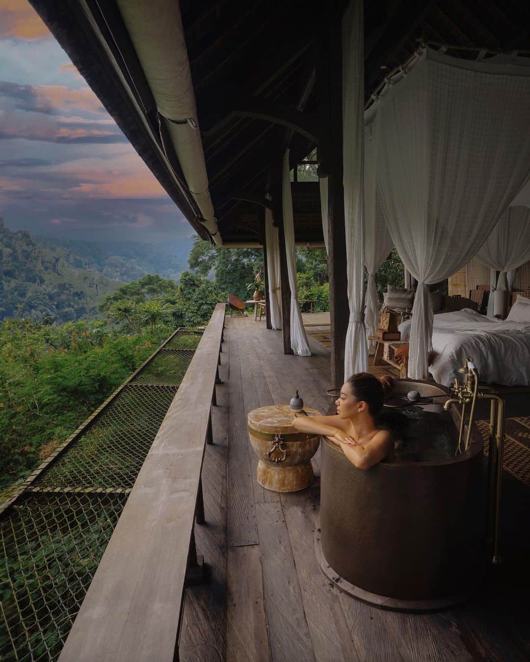 タラ・ミルクティーのインスタグラム：「Moments of calm 🌿 found at @banyantree.escape」