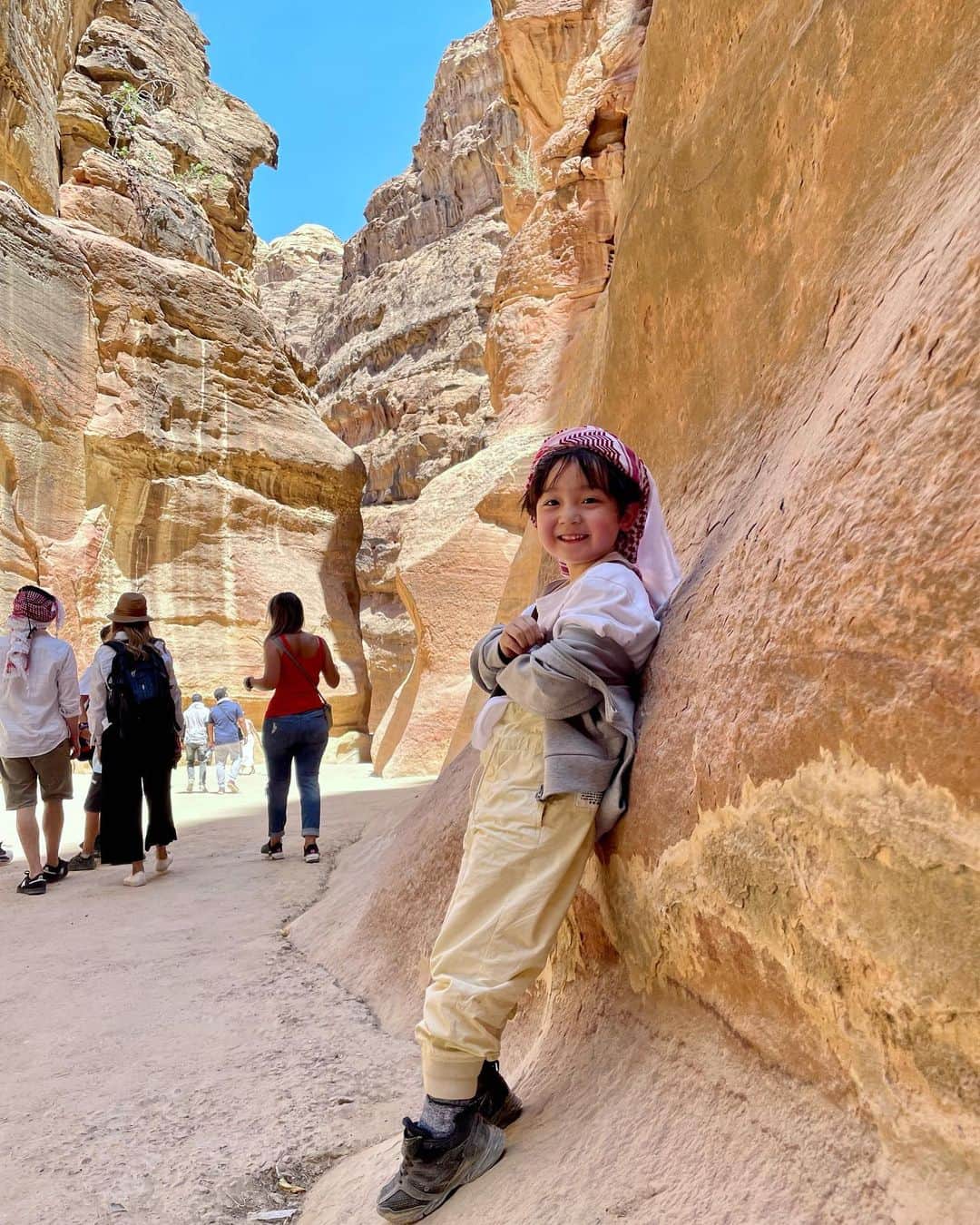 石塚錬さんのインスタグラム写真 - (石塚錬Instagram)「WORLD TOUR DAY11 〜ヨルダン🇯🇴編〜 👦💬「I'm in ペトラ❣️ 中東のヨルダンにきました🇯🇴✈️ 遺跡の神殿をみたときは思わずワッて声がでました🥺 気温は40℃以上あってさすがにラクダさんも暑そうでした🐪 ターバンを巻いて色んな人と写真を撮りました🤳👳(これも帽子のお土産です🧢)」 . （👨パパ通信📨）ドイツ経由で7時間、ヨルダンに到着しました✈️🇯🇴。ペトラはインディジョーンズの舞台になった遺跡で、岩壁を削って大都市を作ったそうです(世界遺産)。レンはターバン効果か沢山の人に声をかけられていました🤳特にほっぺたが大人気でした笑 . 👦💬 「I'm in Petra❣️ I'm in Jordan in the Middle East🇯🇴✈️ I couldn't help but gasp when I saw the temple🥺. The temperature was over 40 degrees Celsius and even the camels looked hot🐪. I took pictures with many people wearing turbans🤳👳(This is also a souvenir of my hat. It's also a souvenir of the hat 🧢)」 . (👨Papa News 📨) It is the site where Indiana Jones was set (World Heritage Site)🇯🇴. They built a big city by carving out a rock wall. It took about 7 hours to get to Jordan via Germany. Ren was approached by many people, probably due to the turban effect🤳. His cheeks were especially popular lol. . #男旅 #世界一周 #旅 #ヨルダン  #旅行 #ペトラ遺跡 #砂漠 #中東 #ラクダ #ターバン #インディジョーンズ #世界遺産 #Mantrip #aroundtheworldtrip #trip #middleeast #Jordan #petra #camel #worldhelitage #여행 #남자여행 #การเดินทาง #ทริปผู้ชาย #Perjalanan #石塚錬 #成長日記 #ishizukaren #renishizuka #이시즈카렌」8月15日 18時59分 - ishizuka_ren