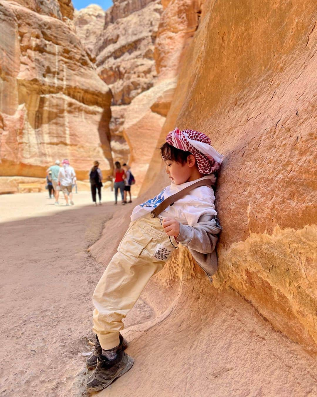 石塚錬さんのインスタグラム写真 - (石塚錬Instagram)「WORLD TOUR DAY11 〜ヨルダン🇯🇴編〜 👦💬「I'm in ペトラ❣️ 中東のヨルダンにきました🇯🇴✈️ 遺跡の神殿をみたときは思わずワッて声がでました🥺 気温は40℃以上あってさすがにラクダさんも暑そうでした🐪 ターバンを巻いて色んな人と写真を撮りました🤳👳(これも帽子のお土産です🧢)」 . （👨パパ通信📨）ドイツ経由で7時間、ヨルダンに到着しました✈️🇯🇴。ペトラはインディジョーンズの舞台になった遺跡で、岩壁を削って大都市を作ったそうです(世界遺産)。レンはターバン効果か沢山の人に声をかけられていました🤳特にほっぺたが大人気でした笑 . 👦💬 「I'm in Petra❣️ I'm in Jordan in the Middle East🇯🇴✈️ I couldn't help but gasp when I saw the temple🥺. The temperature was over 40 degrees Celsius and even the camels looked hot🐪. I took pictures with many people wearing turbans🤳👳(This is also a souvenir of my hat. It's also a souvenir of the hat 🧢)」 . (👨Papa News 📨) It is the site where Indiana Jones was set (World Heritage Site)🇯🇴. They built a big city by carving out a rock wall. It took about 7 hours to get to Jordan via Germany. Ren was approached by many people, probably due to the turban effect🤳. His cheeks were especially popular lol. . #男旅 #世界一周 #旅 #ヨルダン  #旅行 #ペトラ遺跡 #砂漠 #中東 #ラクダ #ターバン #インディジョーンズ #世界遺産 #Mantrip #aroundtheworldtrip #trip #middleeast #Jordan #petra #camel #worldhelitage #여행 #남자여행 #การเดินทาง #ทริปผู้ชาย #Perjalanan #石塚錬 #成長日記 #ishizukaren #renishizuka #이시즈카렌」8月15日 18時59分 - ishizuka_ren