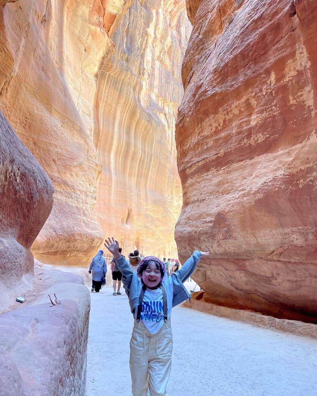 石塚錬さんのインスタグラム写真 - (石塚錬Instagram)「WORLD TOUR DAY11 〜ヨルダン🇯🇴編〜 👦💬「I'm in ペトラ❣️ 中東のヨルダンにきました🇯🇴✈️ 遺跡の神殿をみたときは思わずワッて声がでました🥺 気温は40℃以上あってさすがにラクダさんも暑そうでした🐪 ターバンを巻いて色んな人と写真を撮りました🤳👳(これも帽子のお土産です🧢)」 . （👨パパ通信📨）ドイツ経由で7時間、ヨルダンに到着しました✈️🇯🇴。ペトラはインディジョーンズの舞台になった遺跡で、岩壁を削って大都市を作ったそうです(世界遺産)。レンはターバン効果か沢山の人に声をかけられていました🤳特にほっぺたが大人気でした笑 . 👦💬 「I'm in Petra❣️ I'm in Jordan in the Middle East🇯🇴✈️ I couldn't help but gasp when I saw the temple🥺. The temperature was over 40 degrees Celsius and even the camels looked hot🐪. I took pictures with many people wearing turbans🤳👳(This is also a souvenir of my hat. It's also a souvenir of the hat 🧢)」 . (👨Papa News 📨) It is the site where Indiana Jones was set (World Heritage Site)🇯🇴. They built a big city by carving out a rock wall. It took about 7 hours to get to Jordan via Germany. Ren was approached by many people, probably due to the turban effect🤳. His cheeks were especially popular lol. . #男旅 #世界一周 #旅 #ヨルダン  #旅行 #ペトラ遺跡 #砂漠 #中東 #ラクダ #ターバン #インディジョーンズ #世界遺産 #Mantrip #aroundtheworldtrip #trip #middleeast #Jordan #petra #camel #worldhelitage #여행 #남자여행 #การเดินทาง #ทริปผู้ชาย #Perjalanan #石塚錬 #成長日記 #ishizukaren #renishizuka #이시즈카렌」8月15日 18時59分 - ishizuka_ren