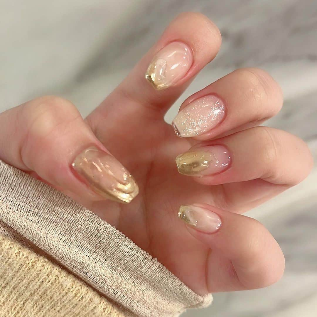 みんなのウェディングさんのインスタグラム写真 - (みんなのウェディングInstagram)「. . ˗ˏˋ Bridal Nail...♥ ˎˊ˗ . こんばんは🌙みんなのウェディングです☺️ ⁡ 本日は、指先からキラキラをまとって華やかに！ #ブライダルネイル アイデアをお届け♥  ぜひ #結婚式ネイル の参考にご覧ください◎  ⁡♡-----Special Thanks-----♡ @y1122y_wd さま @r.i.n.k.o さま @___khwd さま @o.to__h さま @yu__wd_a さま  ……………………………………………………………………  ˗ˏˋ #みんなのウェディング花嫁 でpostしよう🤍 ˎˊ˗  上記と #みんなのウェディング を付けて投稿すると このアカウントで紹介されるかも…🕊️ ぜひ皆さまのとっても素敵なお写真、お待ちしてます✨  ……………………………………………………………………  #ブライダルネイル #前撮り用ネイル #挙式ネイル #ウェディングネイルデザイン　 #bridalnails #ウェディングネイル #結婚式ネイル #フレンチネイル #ミラーネイル #水滴ネイル #和装ネイル #白無垢ネイル #trunk花嫁 #ノバレーゼ花嫁 #名古屋花嫁 #tg花嫁 #ohk花嫁 #2024春婚 #2023冬婚 #2024夏婚 #2023秋婚 #結婚式準備レポ #結婚式準備記録 #花嫁ネイル特集 #結婚式準備 #プレ花嫁 #プレ花嫁さんと繋がりたい」8月15日 19時00分 - minnano_wedding