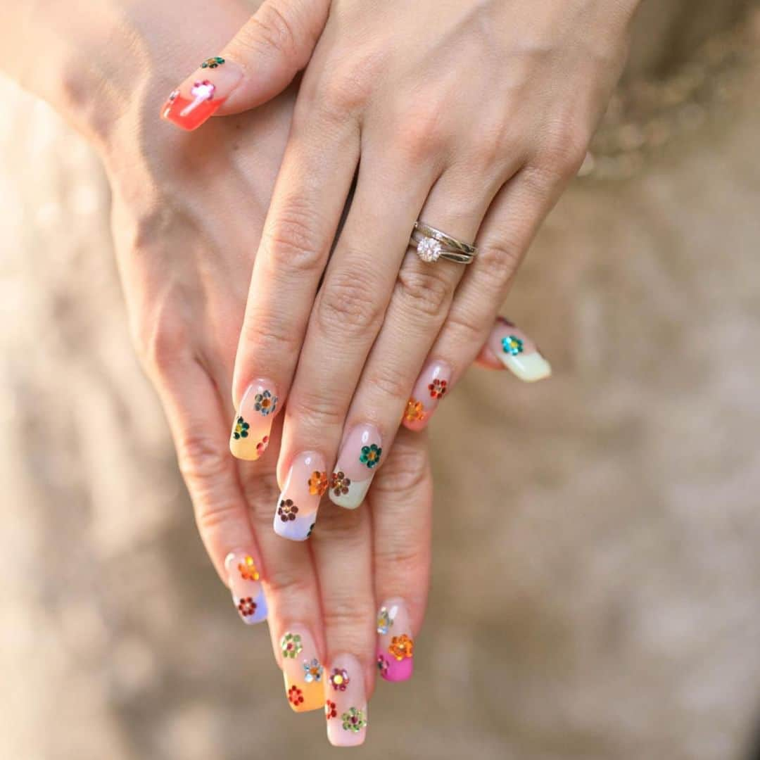 みんなのウェディングさんのインスタグラム写真 - (みんなのウェディングInstagram)「. . ˗ˏˋ Bridal Nail...♥ ˎˊ˗ . こんばんは🌙みんなのウェディングです☺️ ⁡ 本日は、指先からキラキラをまとって華やかに！ #ブライダルネイル アイデアをお届け♥  ぜひ #結婚式ネイル の参考にご覧ください◎  ⁡♡-----Special Thanks-----♡ @y1122y_wd さま @r.i.n.k.o さま @___khwd さま @o.to__h さま @yu__wd_a さま  ……………………………………………………………………  ˗ˏˋ #みんなのウェディング花嫁 でpostしよう🤍 ˎˊ˗  上記と #みんなのウェディング を付けて投稿すると このアカウントで紹介されるかも…🕊️ ぜひ皆さまのとっても素敵なお写真、お待ちしてます✨  ……………………………………………………………………  #ブライダルネイル #前撮り用ネイル #挙式ネイル #ウェディングネイルデザイン　 #bridalnails #ウェディングネイル #結婚式ネイル #フレンチネイル #ミラーネイル #水滴ネイル #和装ネイル #白無垢ネイル #trunk花嫁 #ノバレーゼ花嫁 #名古屋花嫁 #tg花嫁 #ohk花嫁 #2024春婚 #2023冬婚 #2024夏婚 #2023秋婚 #結婚式準備レポ #結婚式準備記録 #花嫁ネイル特集 #結婚式準備 #プレ花嫁 #プレ花嫁さんと繋がりたい」8月15日 19時00分 - minnano_wedding