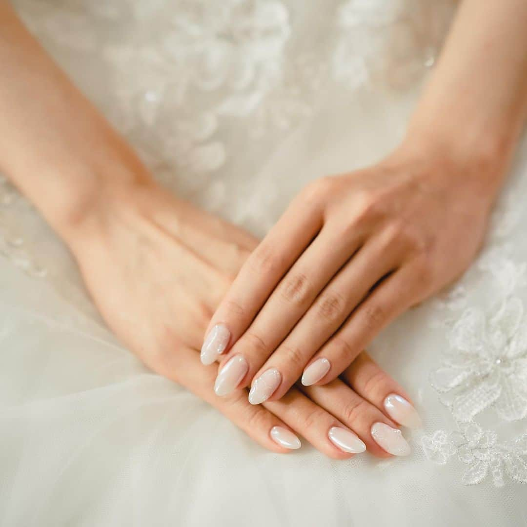 みんなのウェディングさんのインスタグラム写真 - (みんなのウェディングInstagram)「. . ˗ˏˋ Bridal Nail...♥ ˎˊ˗ . こんばんは🌙みんなのウェディングです☺️ ⁡ 本日は、指先からキラキラをまとって華やかに！ #ブライダルネイル アイデアをお届け♥  ぜひ #結婚式ネイル の参考にご覧ください◎  ⁡♡-----Special Thanks-----♡ @y1122y_wd さま @r.i.n.k.o さま @___khwd さま @o.to__h さま @yu__wd_a さま  ……………………………………………………………………  ˗ˏˋ #みんなのウェディング花嫁 でpostしよう🤍 ˎˊ˗  上記と #みんなのウェディング を付けて投稿すると このアカウントで紹介されるかも…🕊️ ぜひ皆さまのとっても素敵なお写真、お待ちしてます✨  ……………………………………………………………………  #ブライダルネイル #前撮り用ネイル #挙式ネイル #ウェディングネイルデザイン　 #bridalnails #ウェディングネイル #結婚式ネイル #フレンチネイル #ミラーネイル #水滴ネイル #和装ネイル #白無垢ネイル #trunk花嫁 #ノバレーゼ花嫁 #名古屋花嫁 #tg花嫁 #ohk花嫁 #2024春婚 #2023冬婚 #2024夏婚 #2023秋婚 #結婚式準備レポ #結婚式準備記録 #花嫁ネイル特集 #結婚式準備 #プレ花嫁 #プレ花嫁さんと繋がりたい」8月15日 19時00分 - minnano_wedding