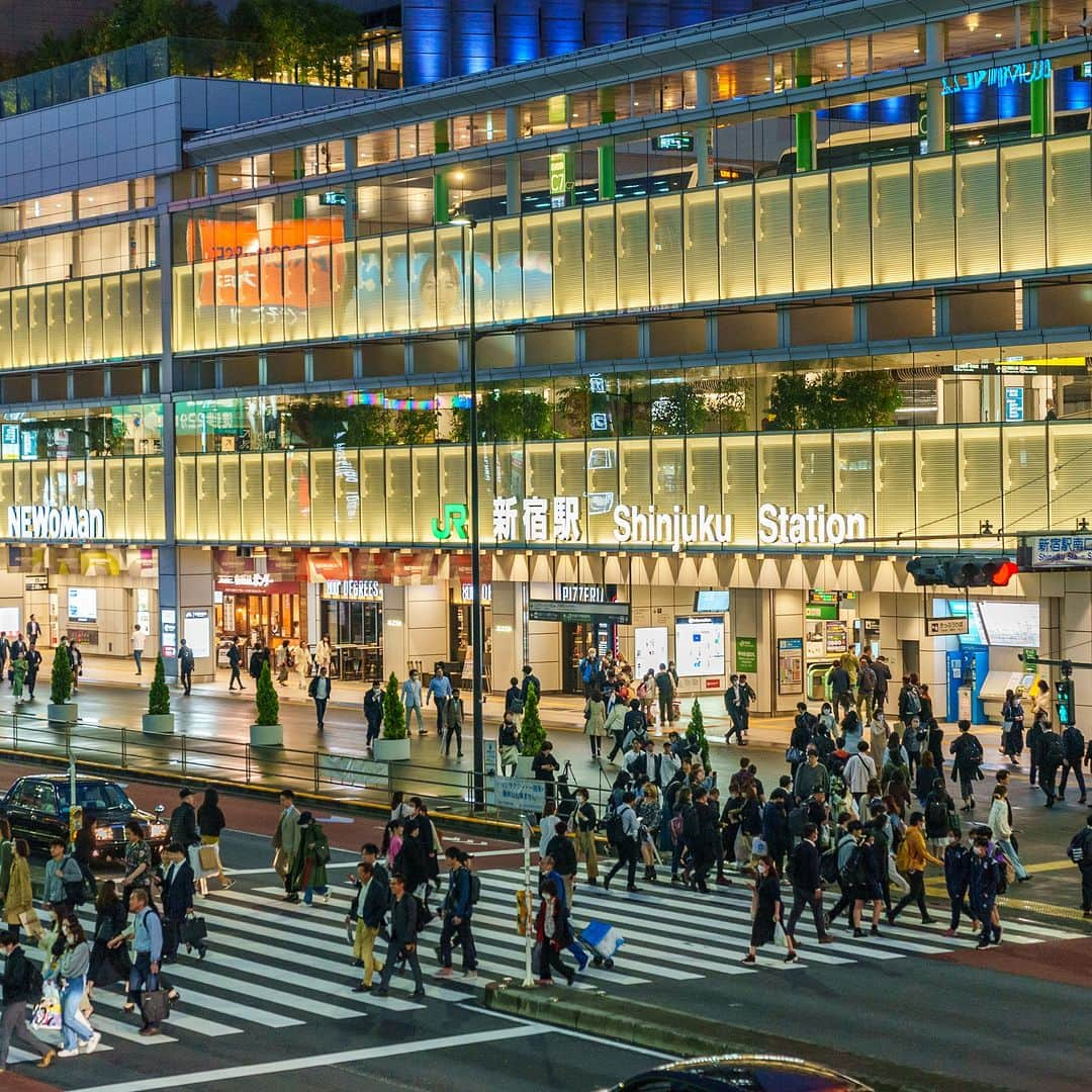 Park Hyatt Tokyo / パーク ハイアット東京のインスタグラム：「Shinjuku is the world's busiest public transit station, accommodating more than 3.4 million users daily. Some find the station bustling, and at the same time, you never get bored people-watching.  Share your own images with us by tagging @parkhyatttokyo  —————————————————————  #parkhyatttokyo #luxuryispersonal  #discoverjapan #discovertokyo #tokyo #shinjuku #shinjukustation #パークハイアット東京 #東京 #新宿 #新宿駅 #東京の夜」