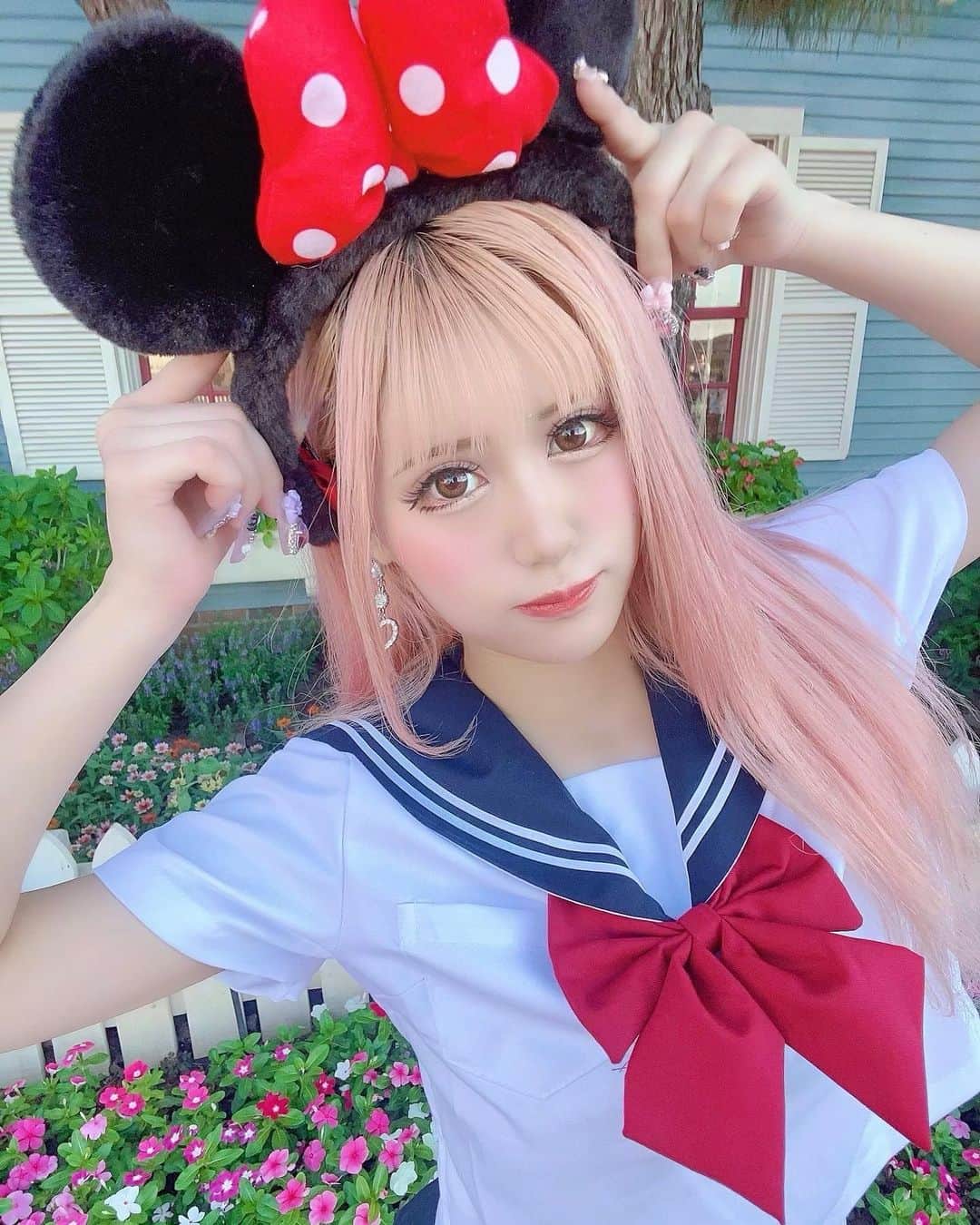 のインスタグラム：「23才セーラー服いける？🍿🥰🎡🎈  きょうはいつもよりナチュラルメイクだよ！！」